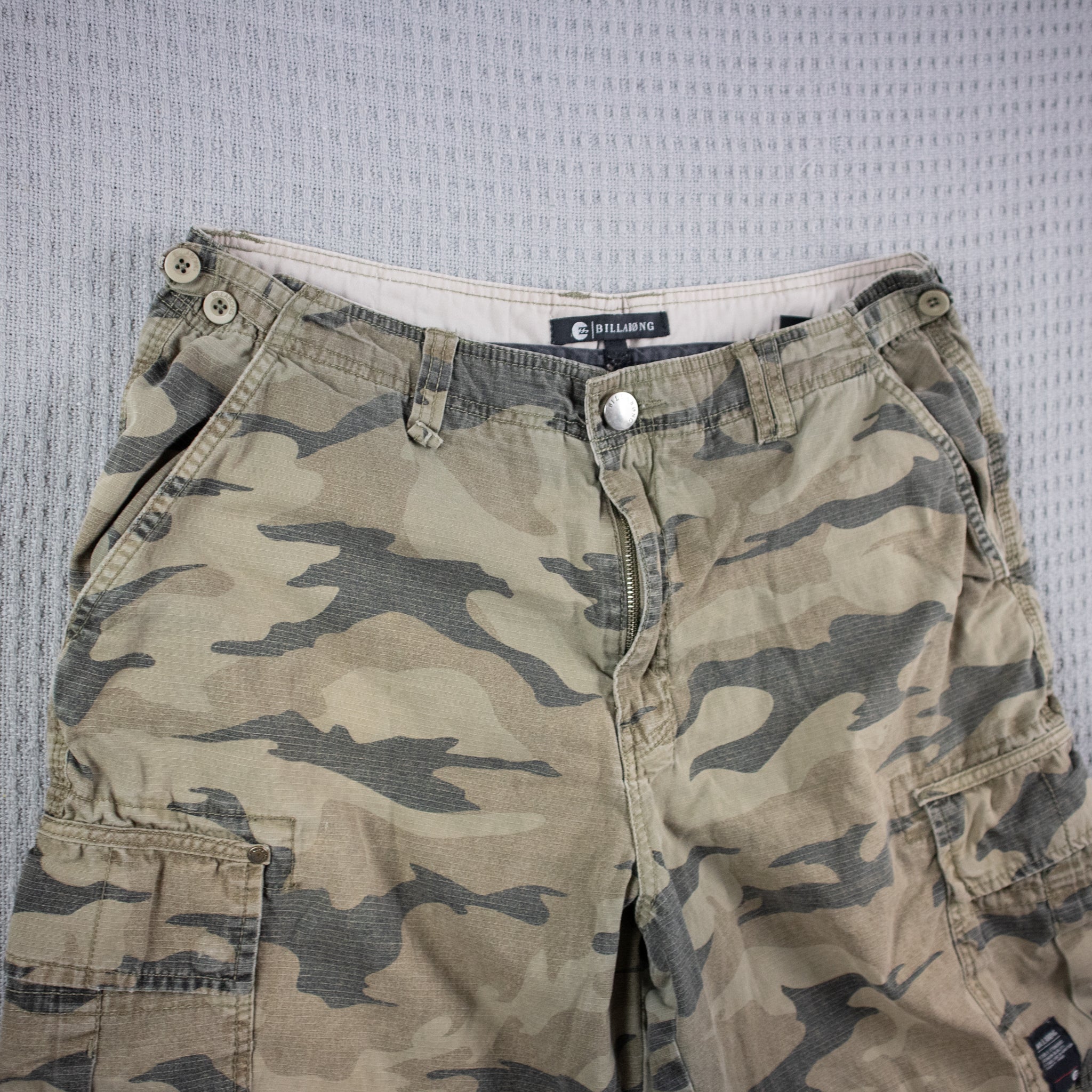 Billabong Camo Cargo Shorts / 32