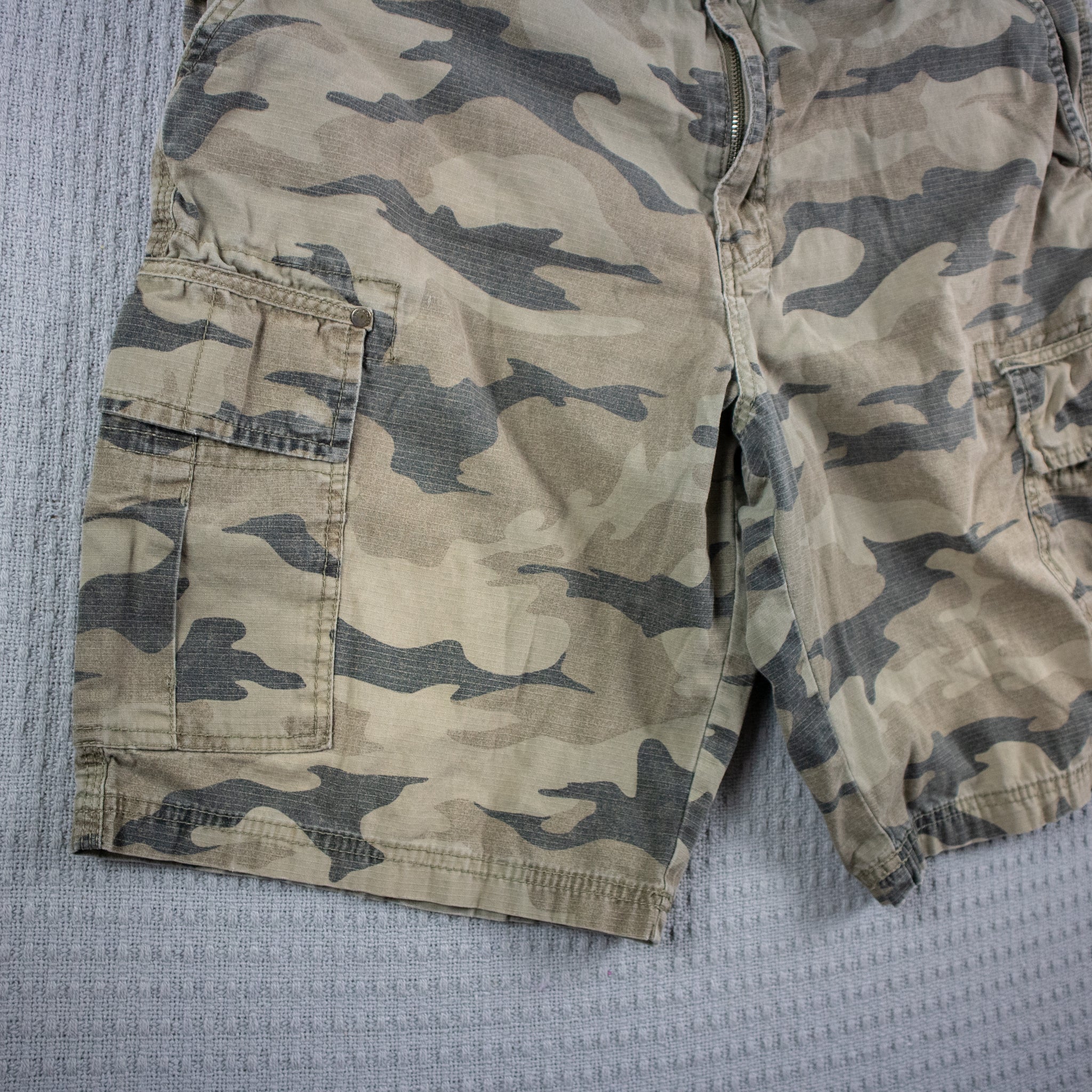 Billabong Camo Cargo Shorts / 32