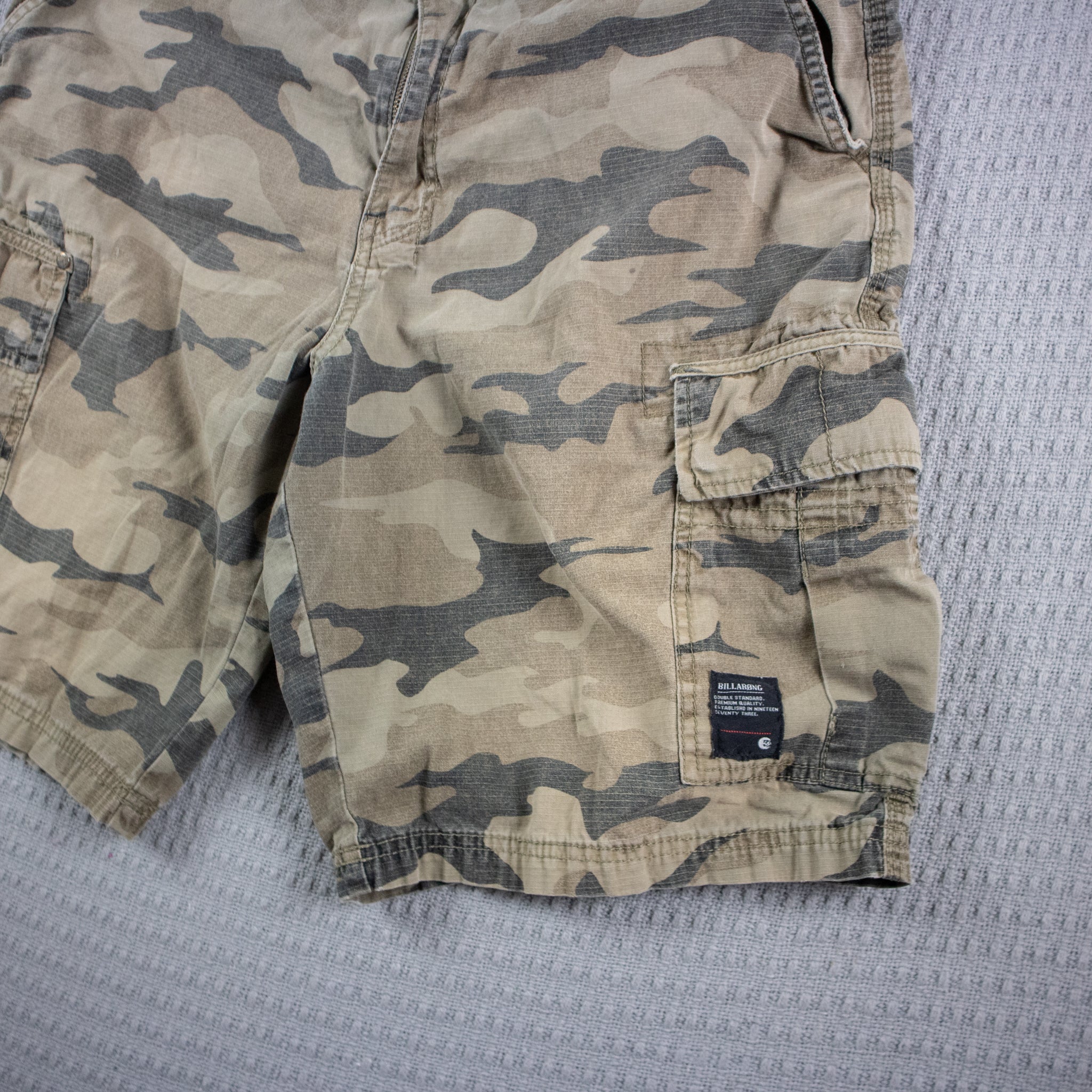 Billabong Camo Cargo Shorts / 32