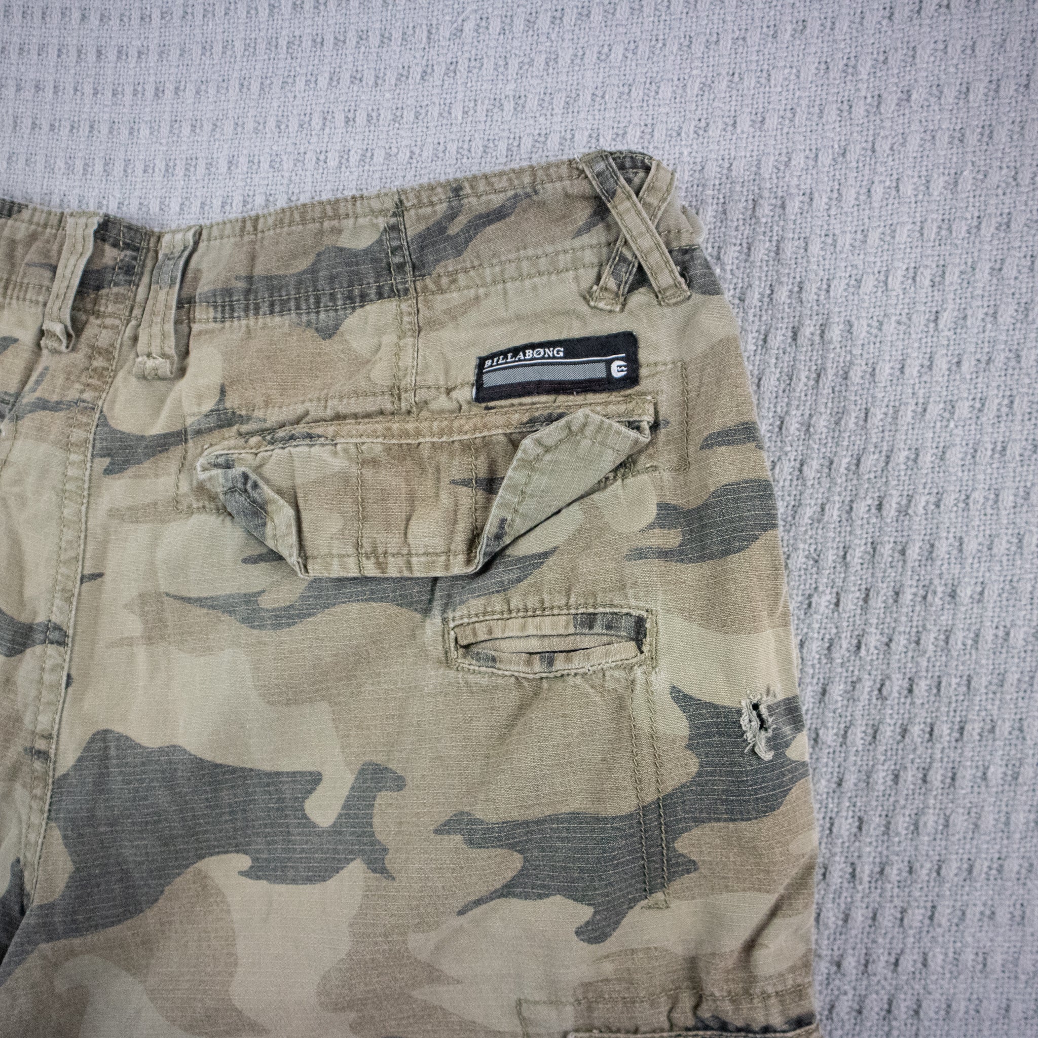Billabong Camo Cargo Shorts / 32