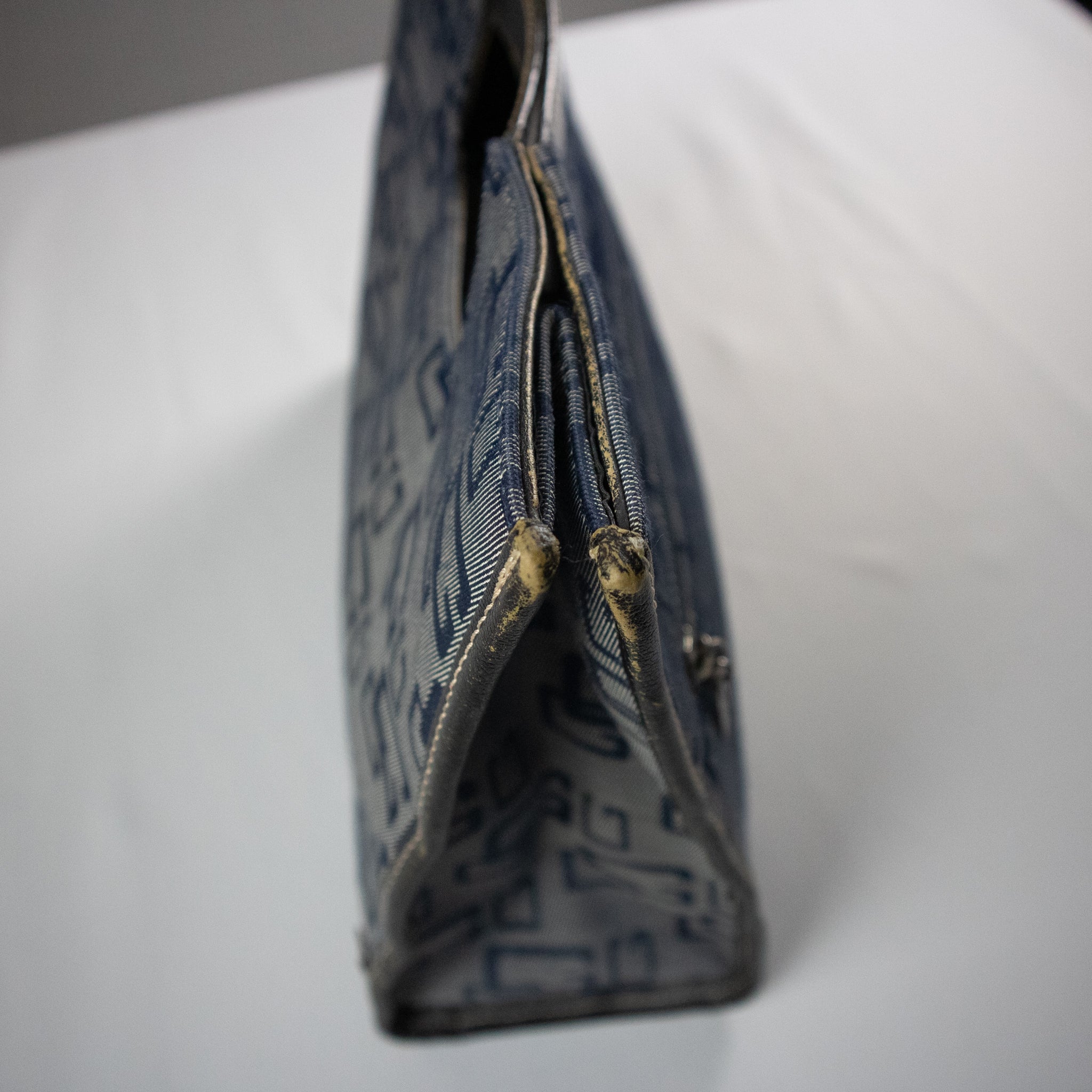 Guess Logo Minimalist Hand Bag / OS