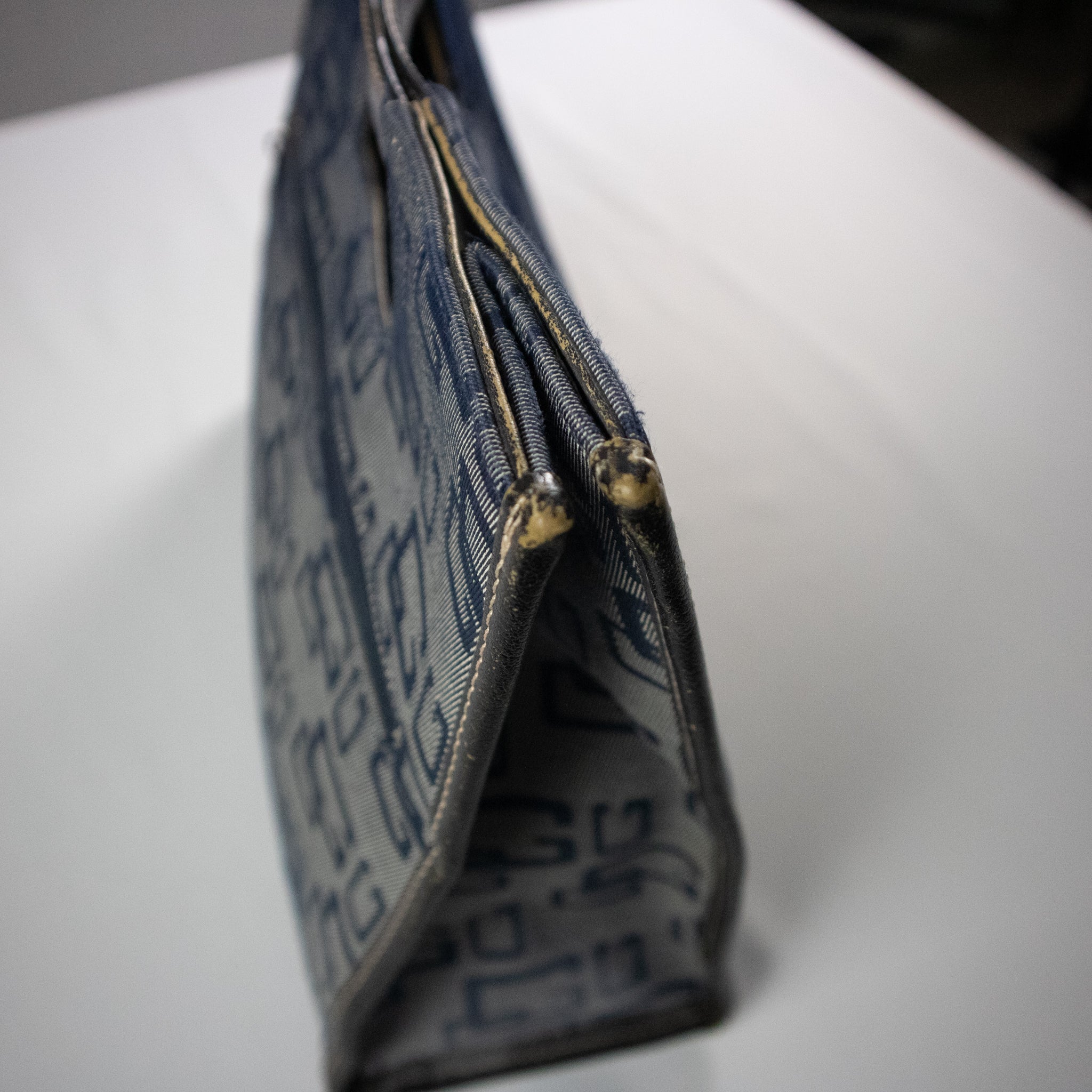 Guess Logo Minimalist Hand Bag / OS