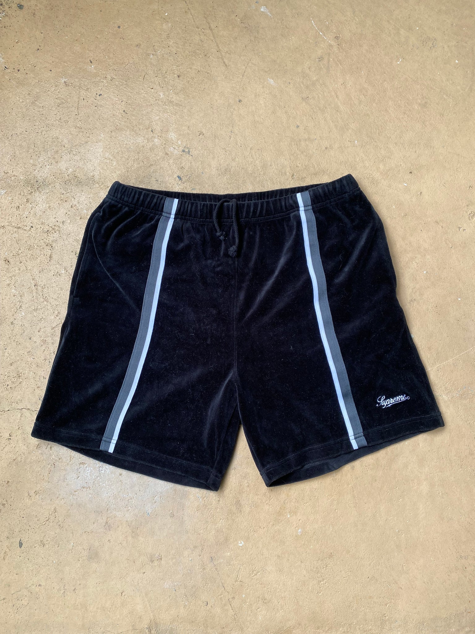 SUPREME VELOUR SHORTS / 32