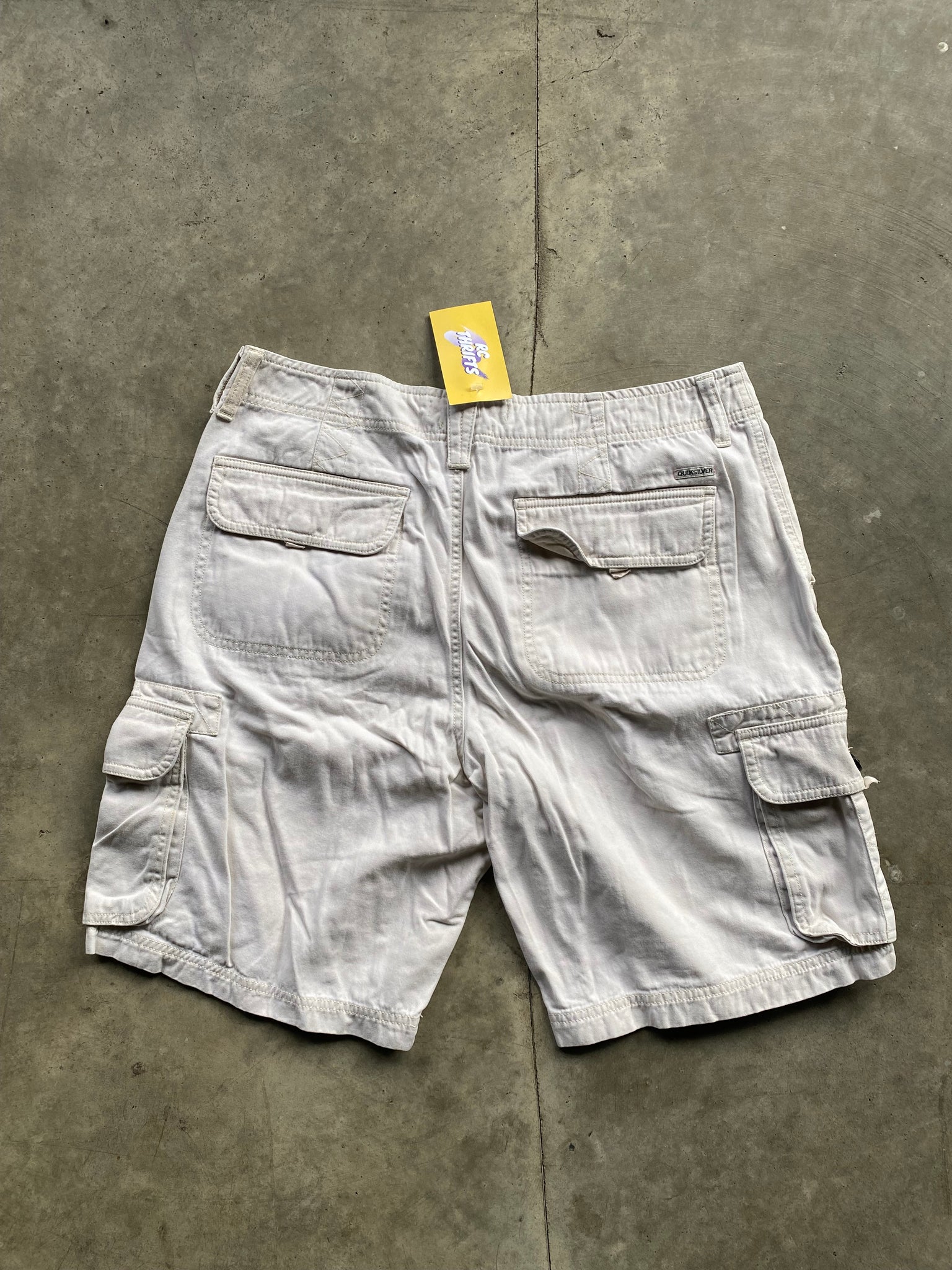 QUIKSILVER BEIGE CARGO SHORTS / 32