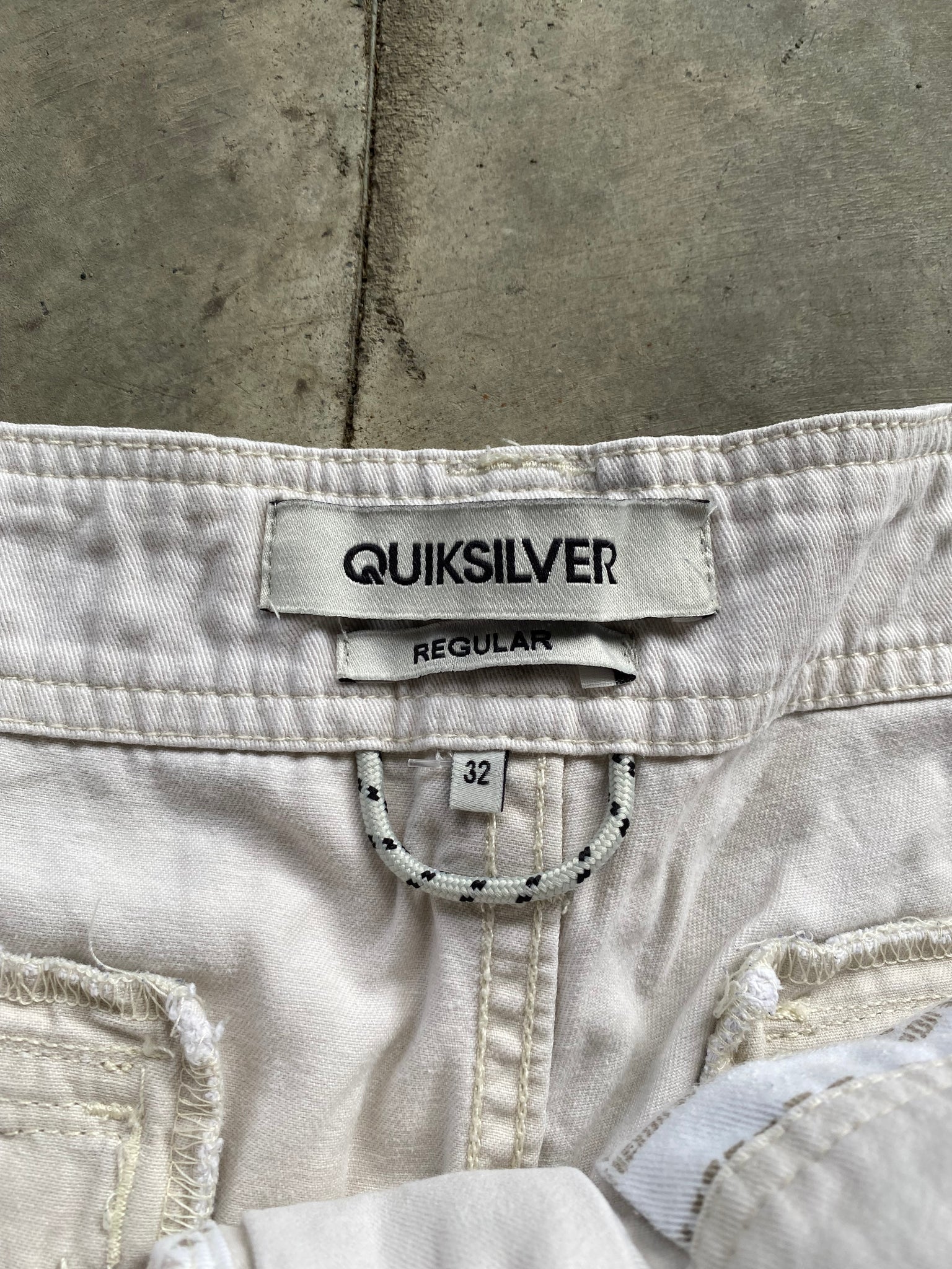 QUIKSILVER BEIGE CARGO SHORTS / 32