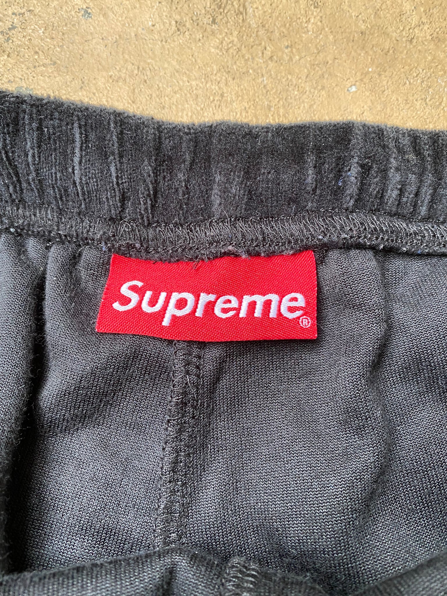 SUPREME VELOUR SHORTS / 32