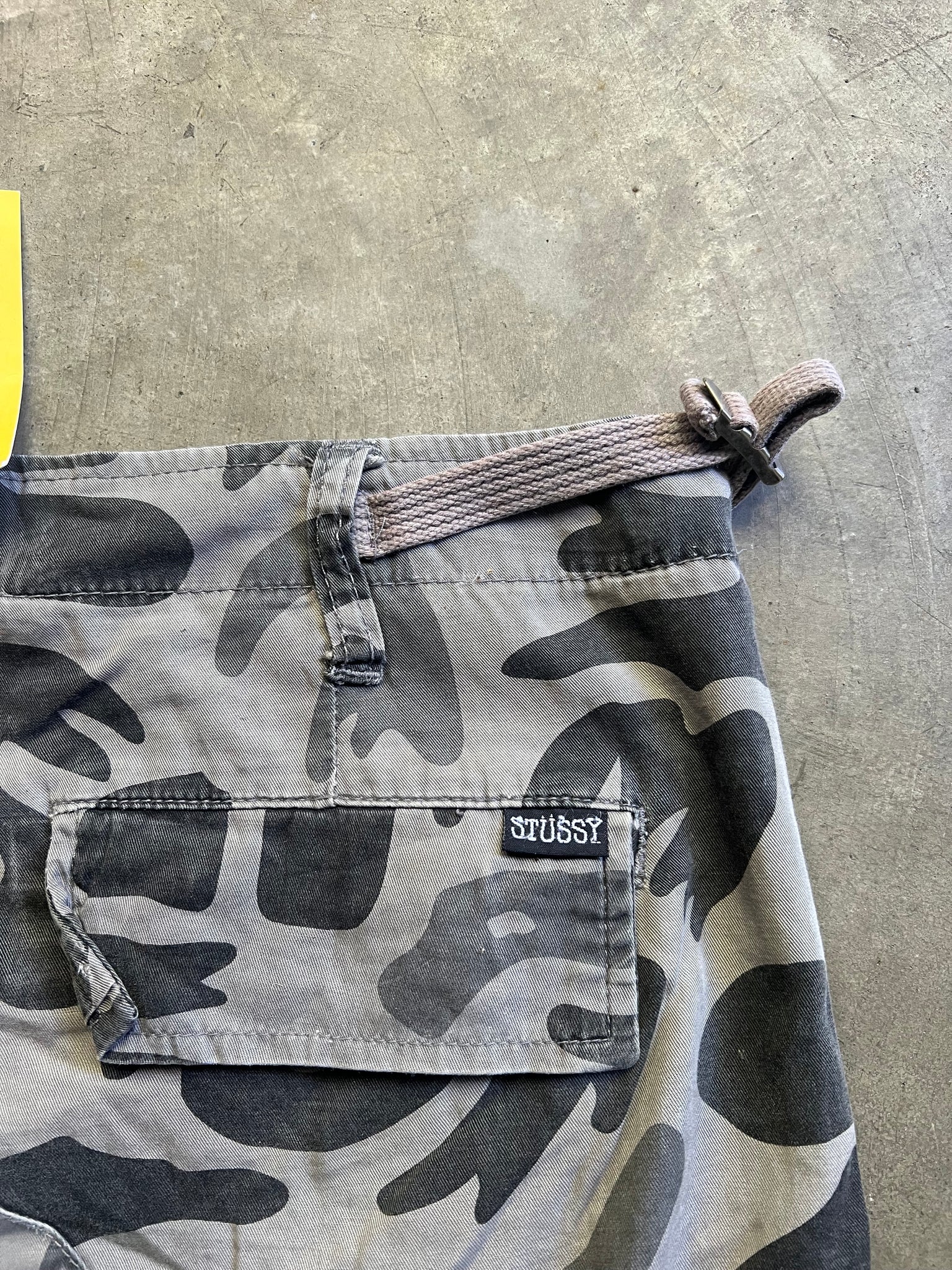 STUSSY GREY CAMO CARGO SHORTS / 32