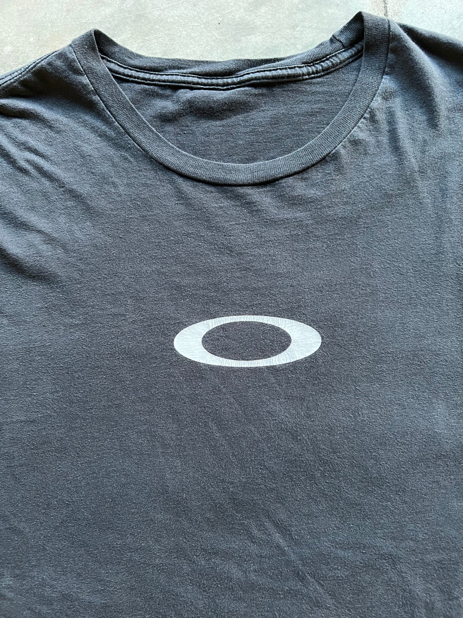 OAKLEY CENTER LOGO TEE / LARGE