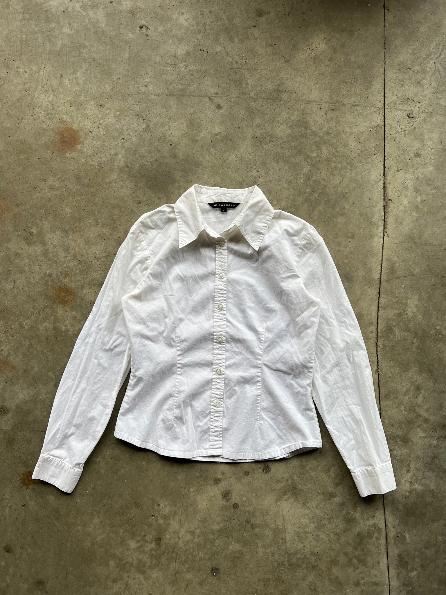 DECASUALS WHITE BUTTON UP BLOUSE / MEDIUM