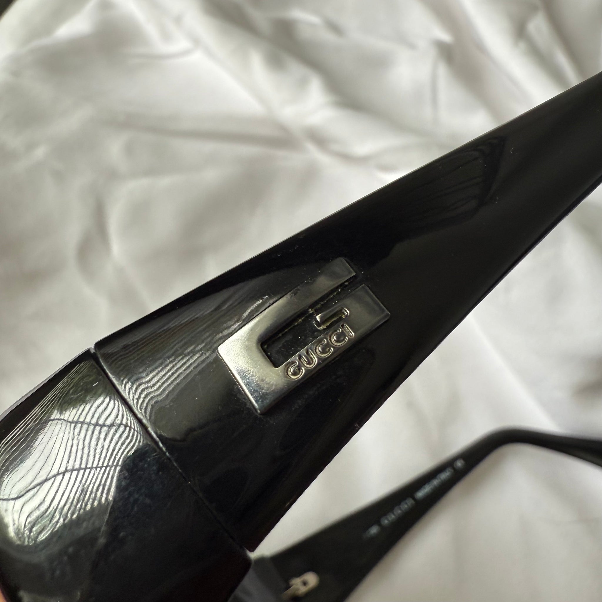 Gucci G sunglasses in black / OS