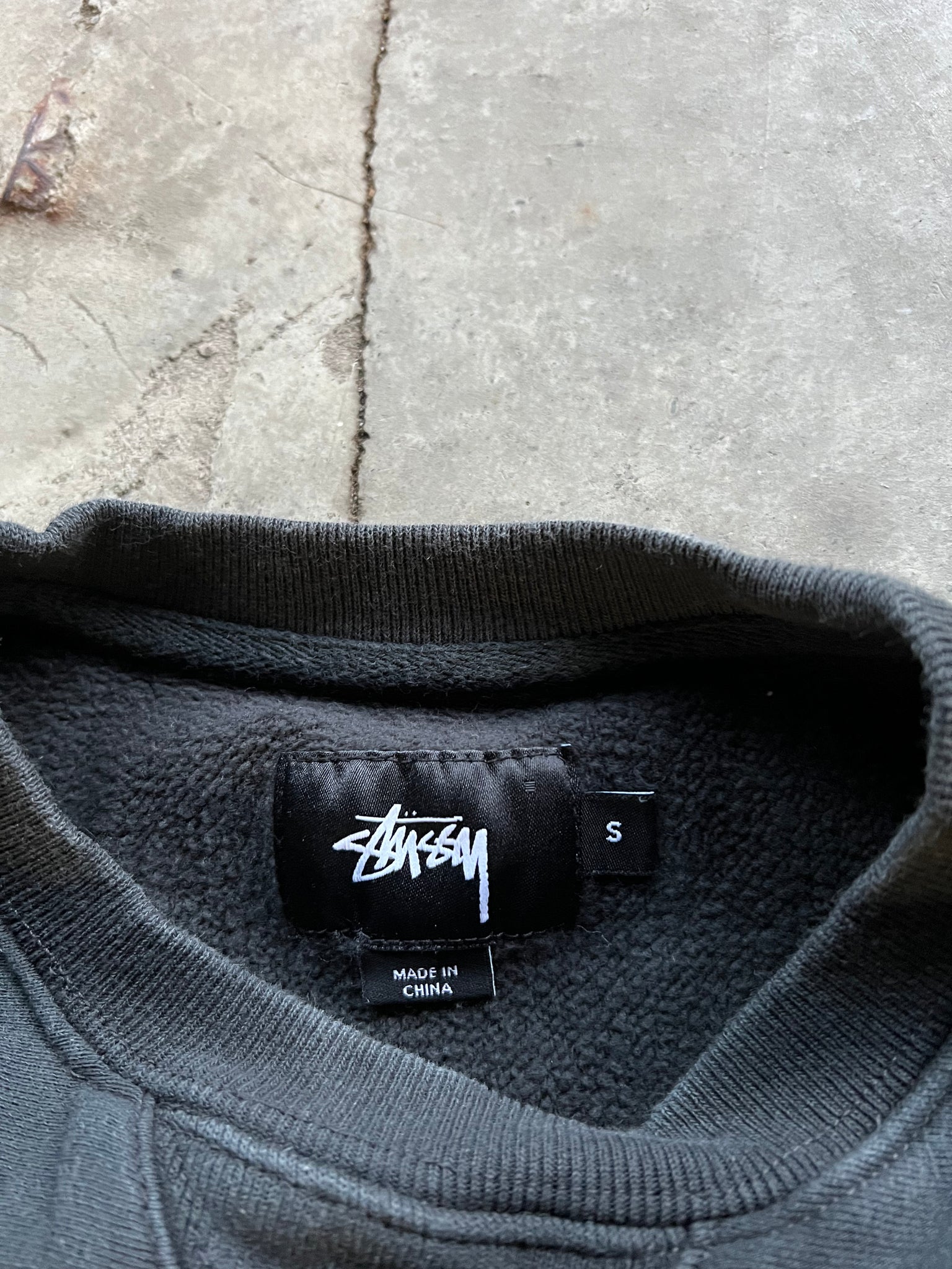 STUSSY BLACK EMBROIDERED SCRIPT CREWNECK / SMALL