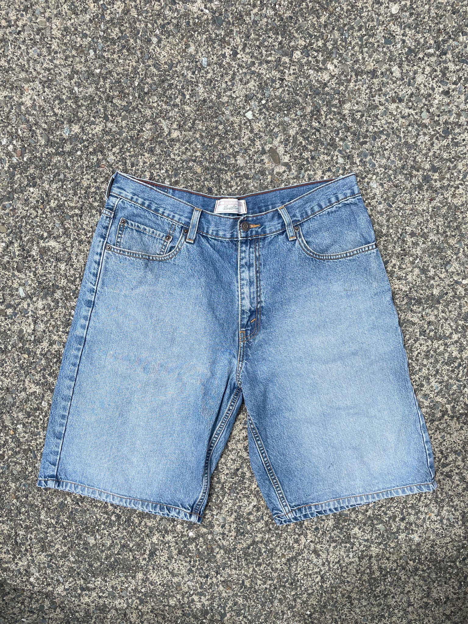 LEVIS MED WASH JORTS / 34