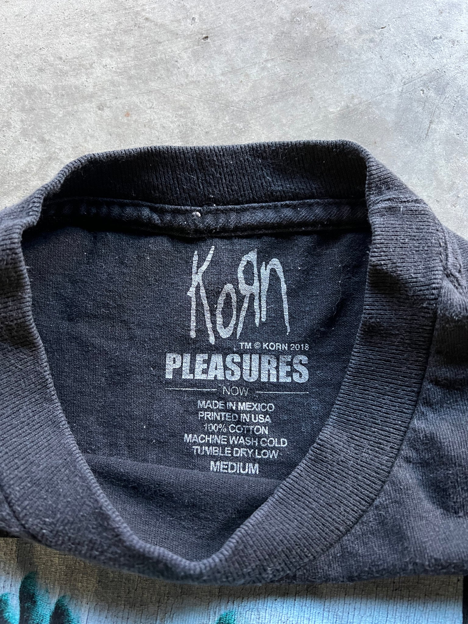 PLEASURES X KORN TEE / MEDIUM