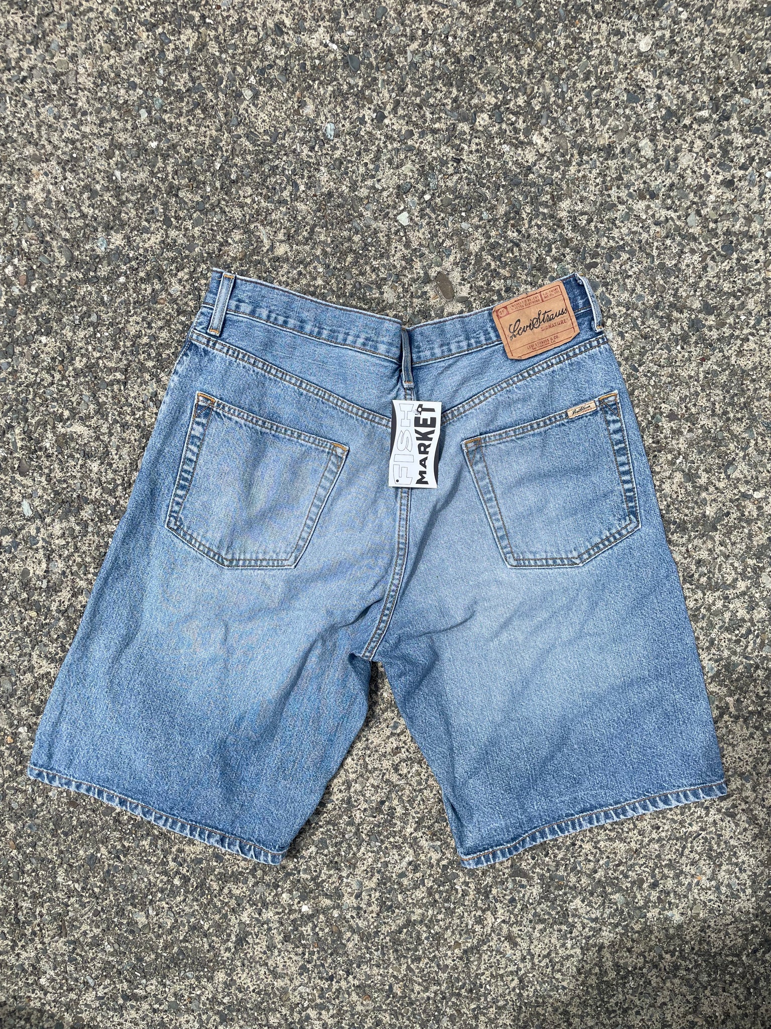 LEVIS MED WASH JORTS / 34