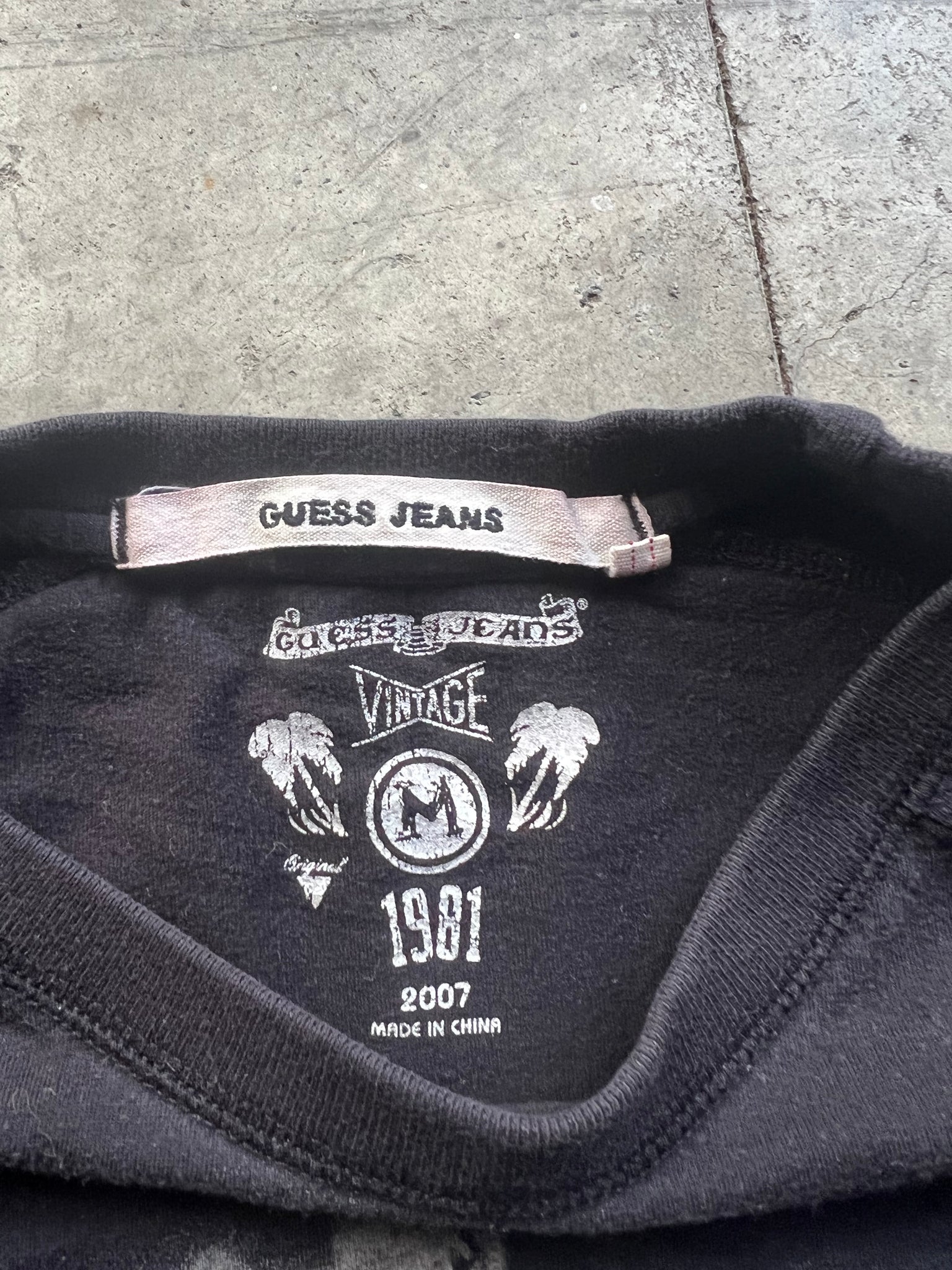 GUESS TSHIRT LONGSLEEVE / SMALL