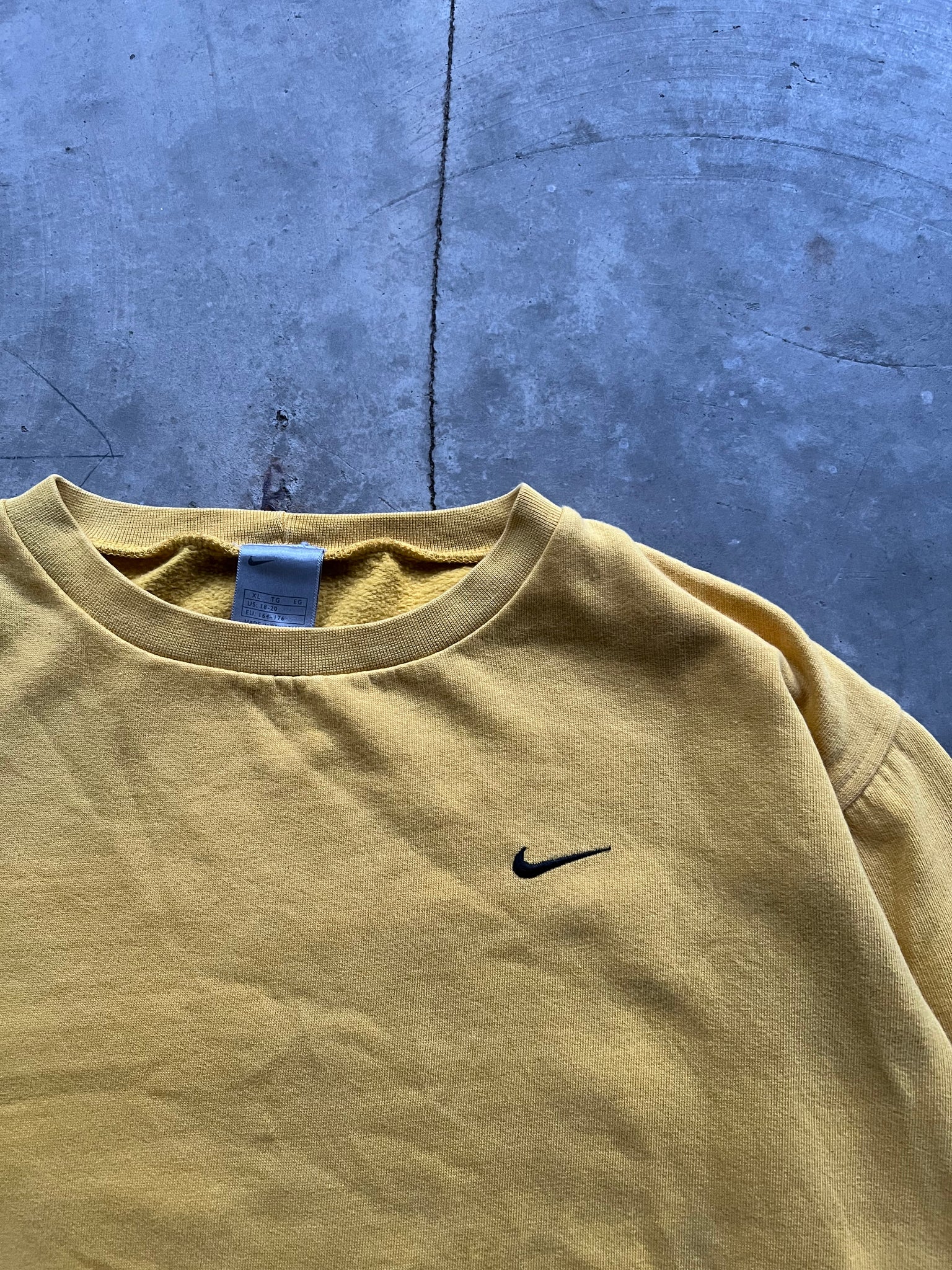 2000s NIKE YELLOW BREAST LOGO CREWNECK / SMALL