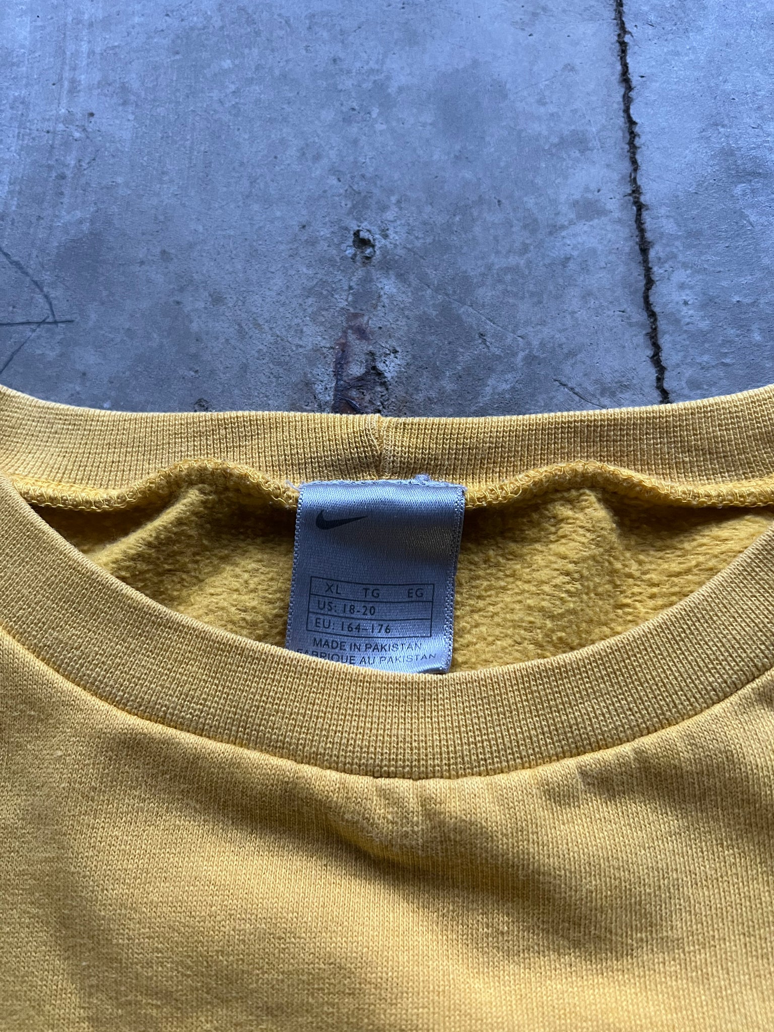 2000s NIKE YELLOW BREAST LOGO CREWNECK / SMALL