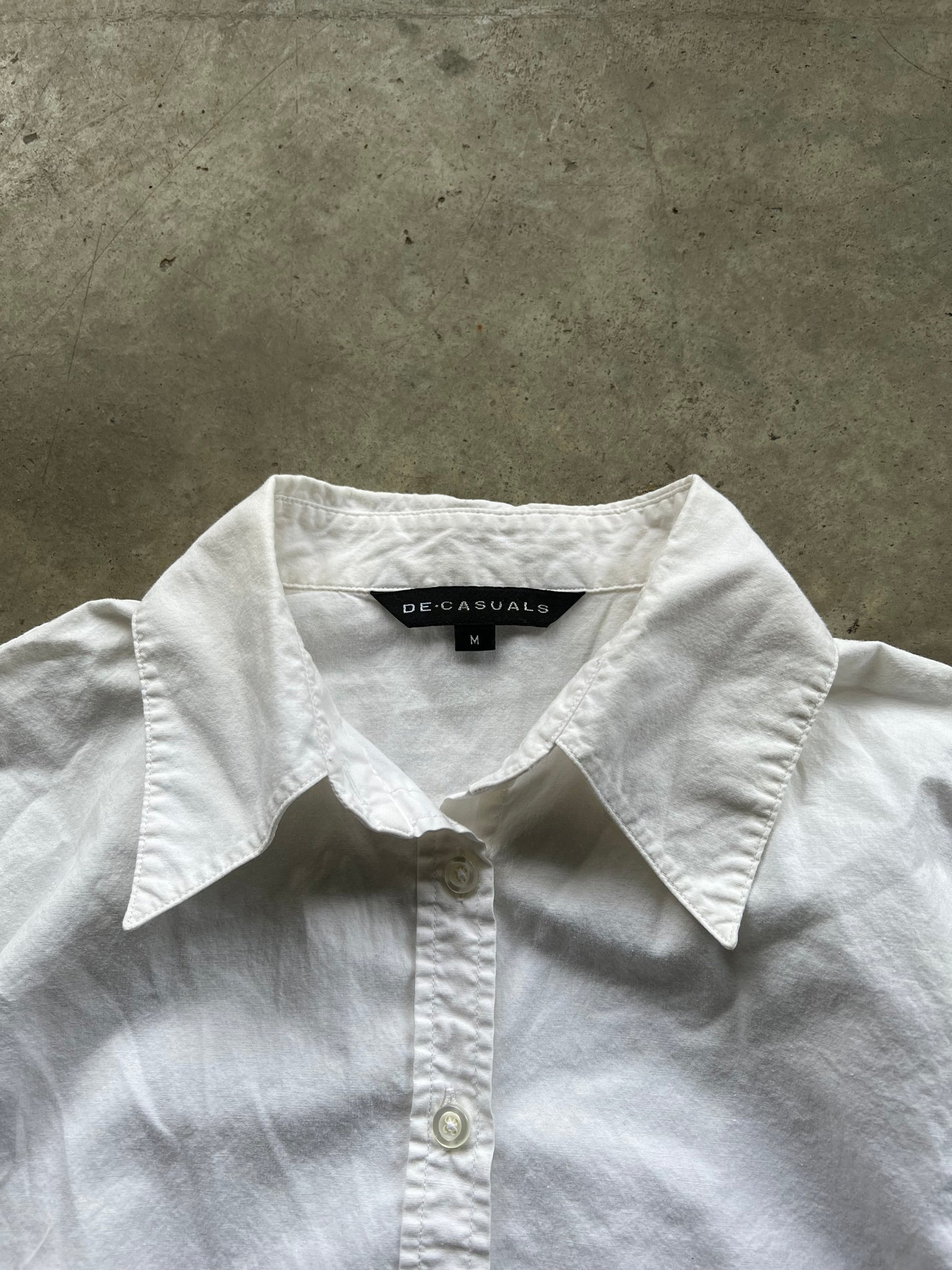 DECASUALS WHITE BUTTON UP BLOUSE / MEDIUM