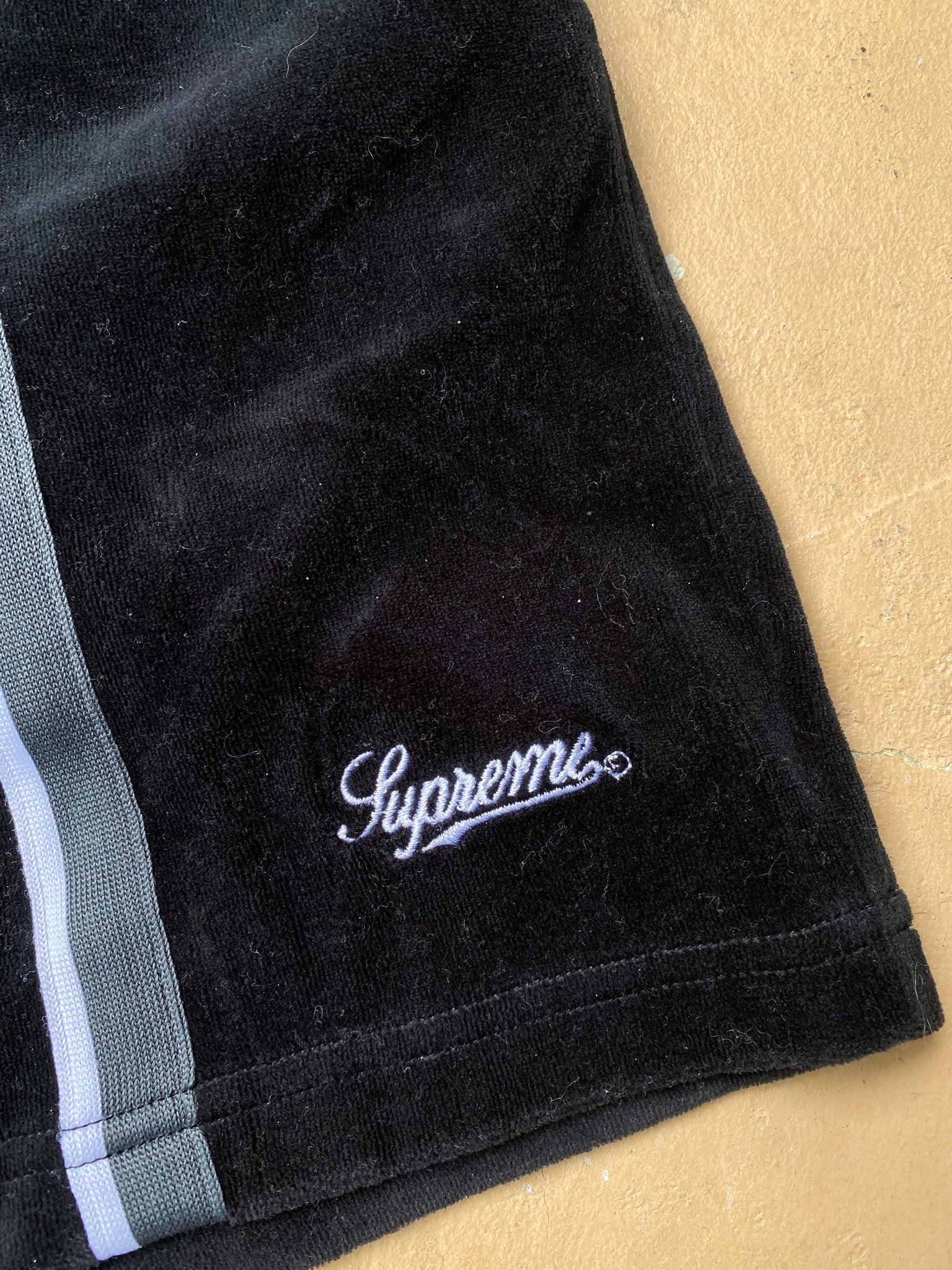 SUPREME VELOUR SHORTS / 32