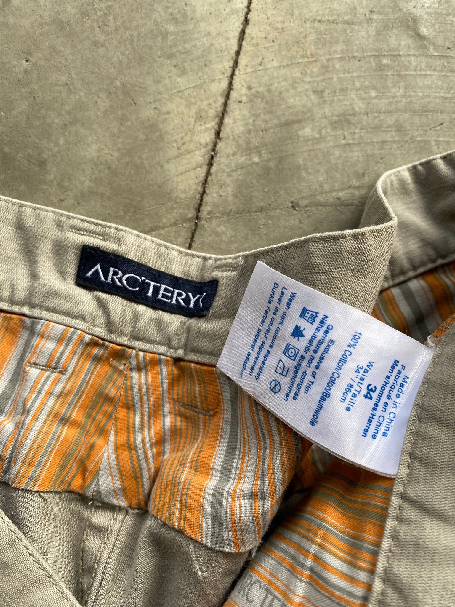 ARCTERYX KHAKI SHORTS / 34