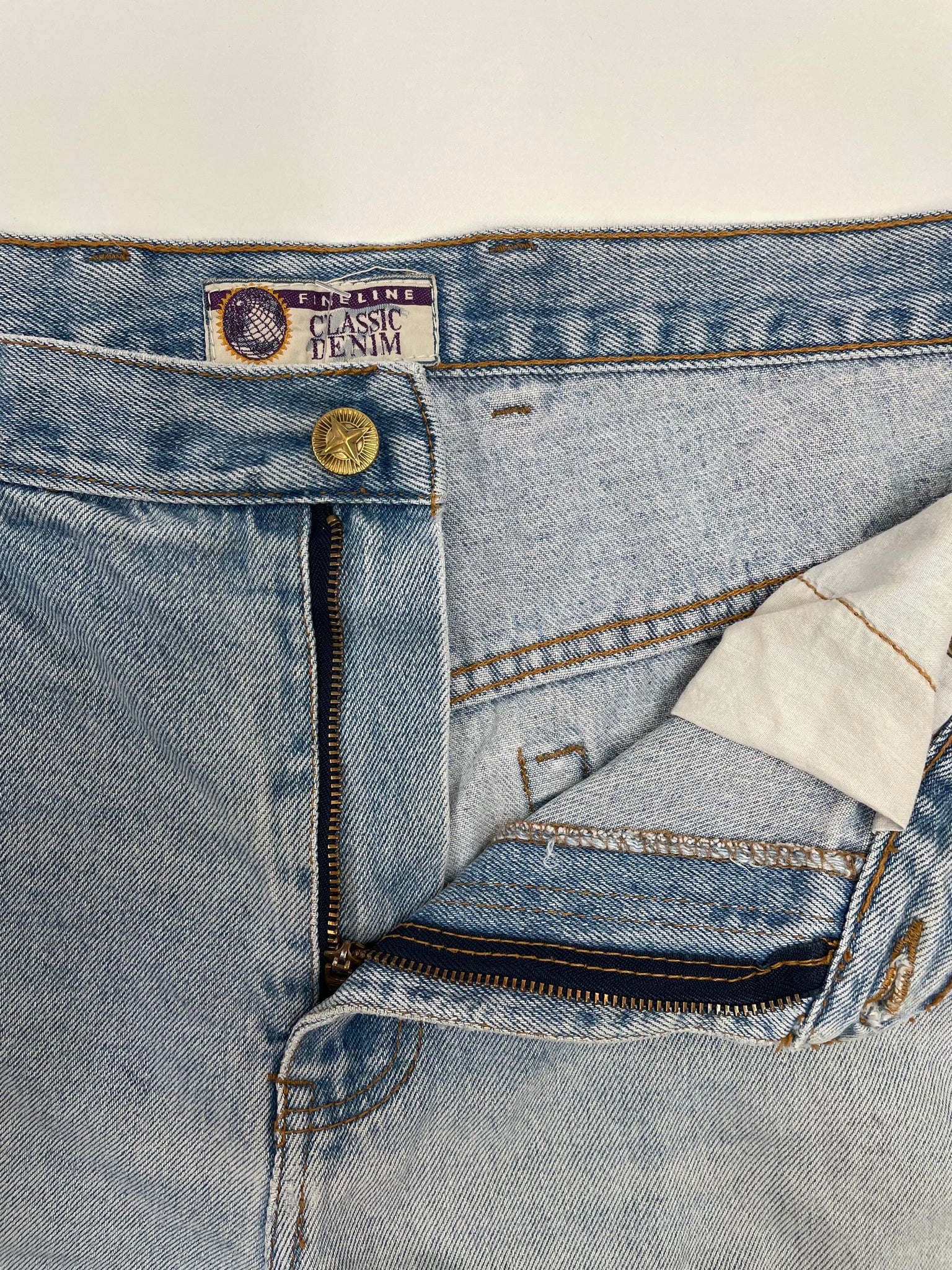 Fineline Lightwash Denim Jorts / 36