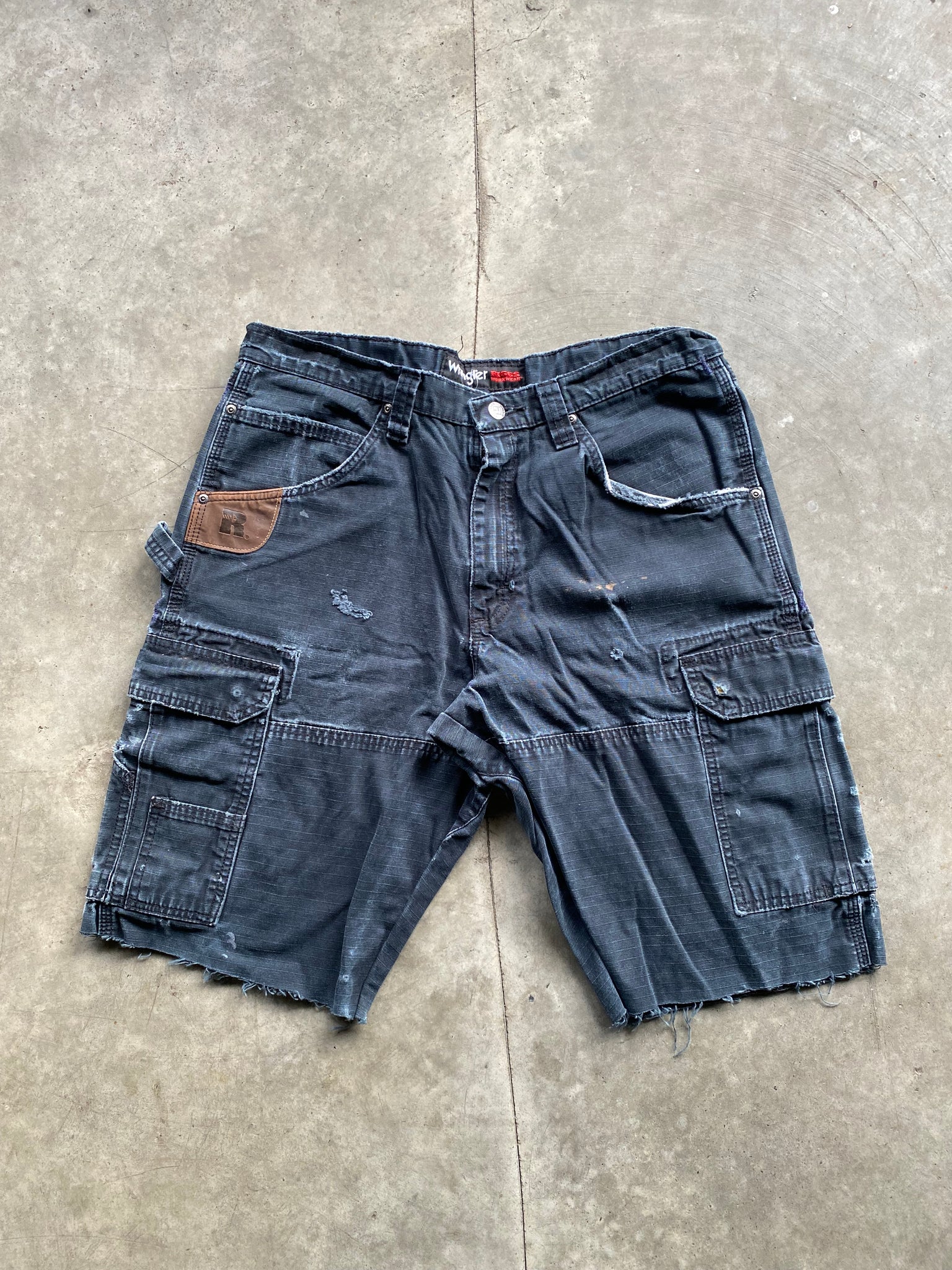 WRANGLER BLACK CARGO CUTOFFS / 34