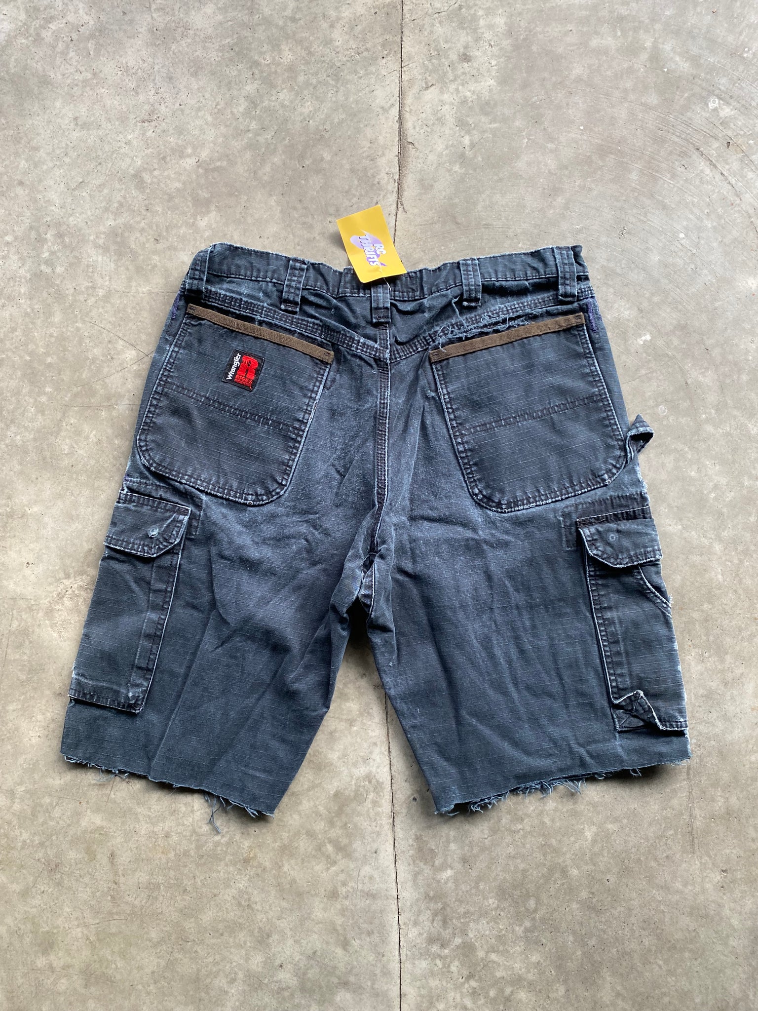 WRANGLER BLACK CARGO CUTOFFS / 34