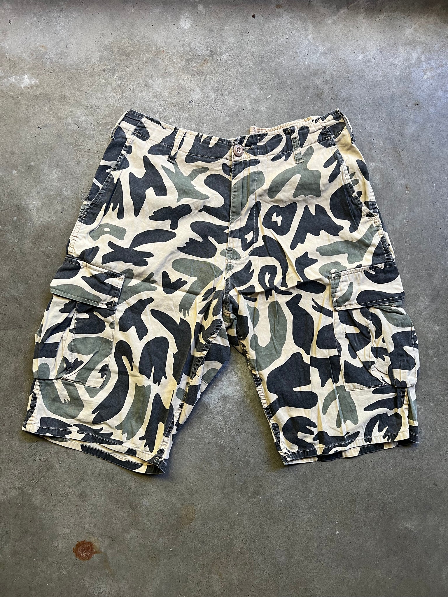 STUSSY CAMEL CAMO CARGO SHORTS / 32