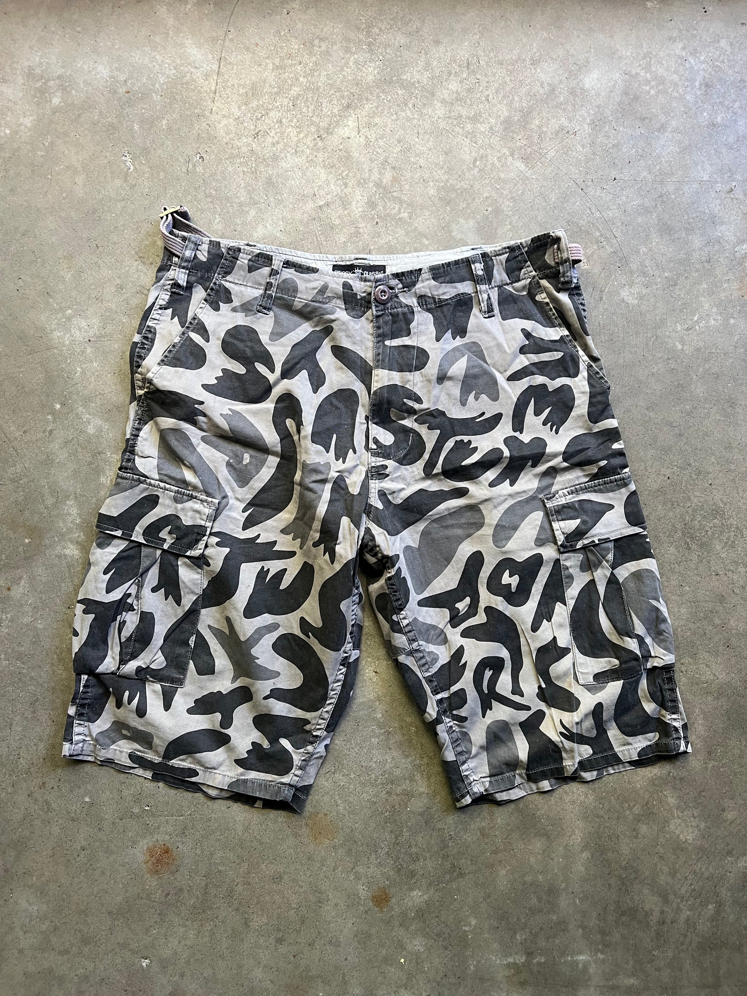 STUSSY GREY CAMO CARGO SHORTS / 32