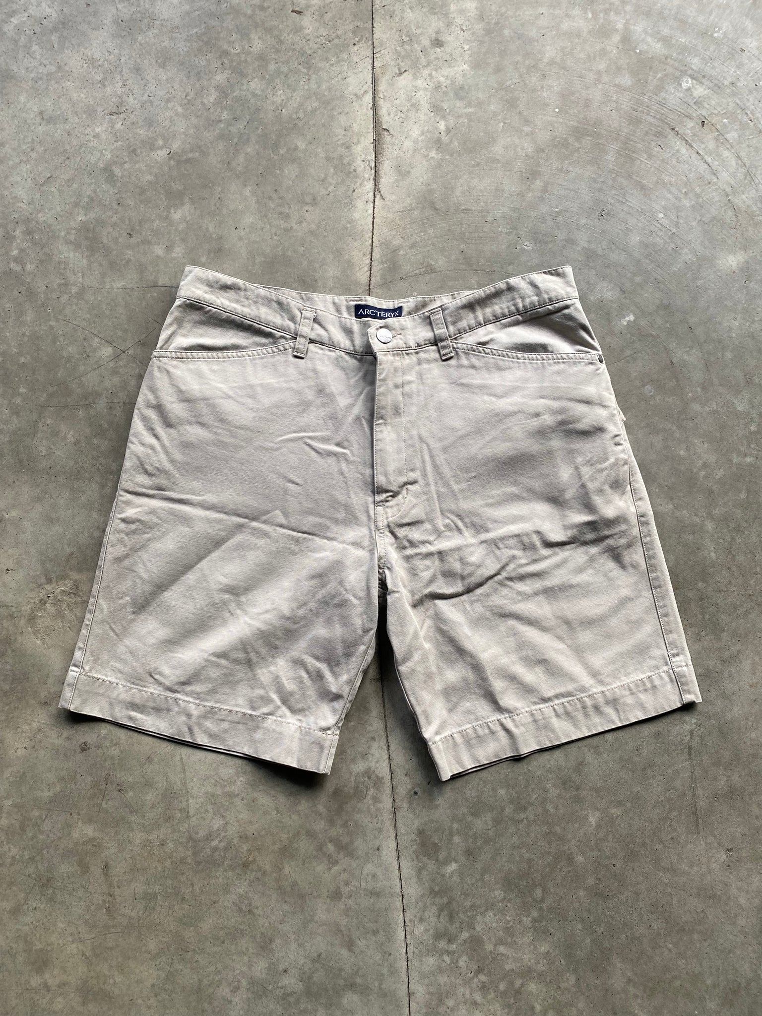 ARCTERYX KHAKI SHORTS / 34