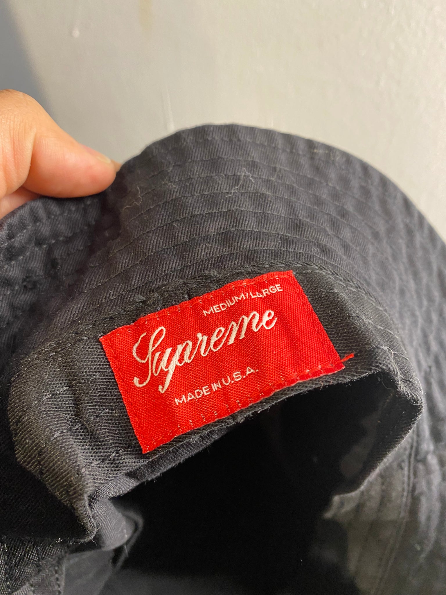 SUPREME BLACK BUCKET HAT