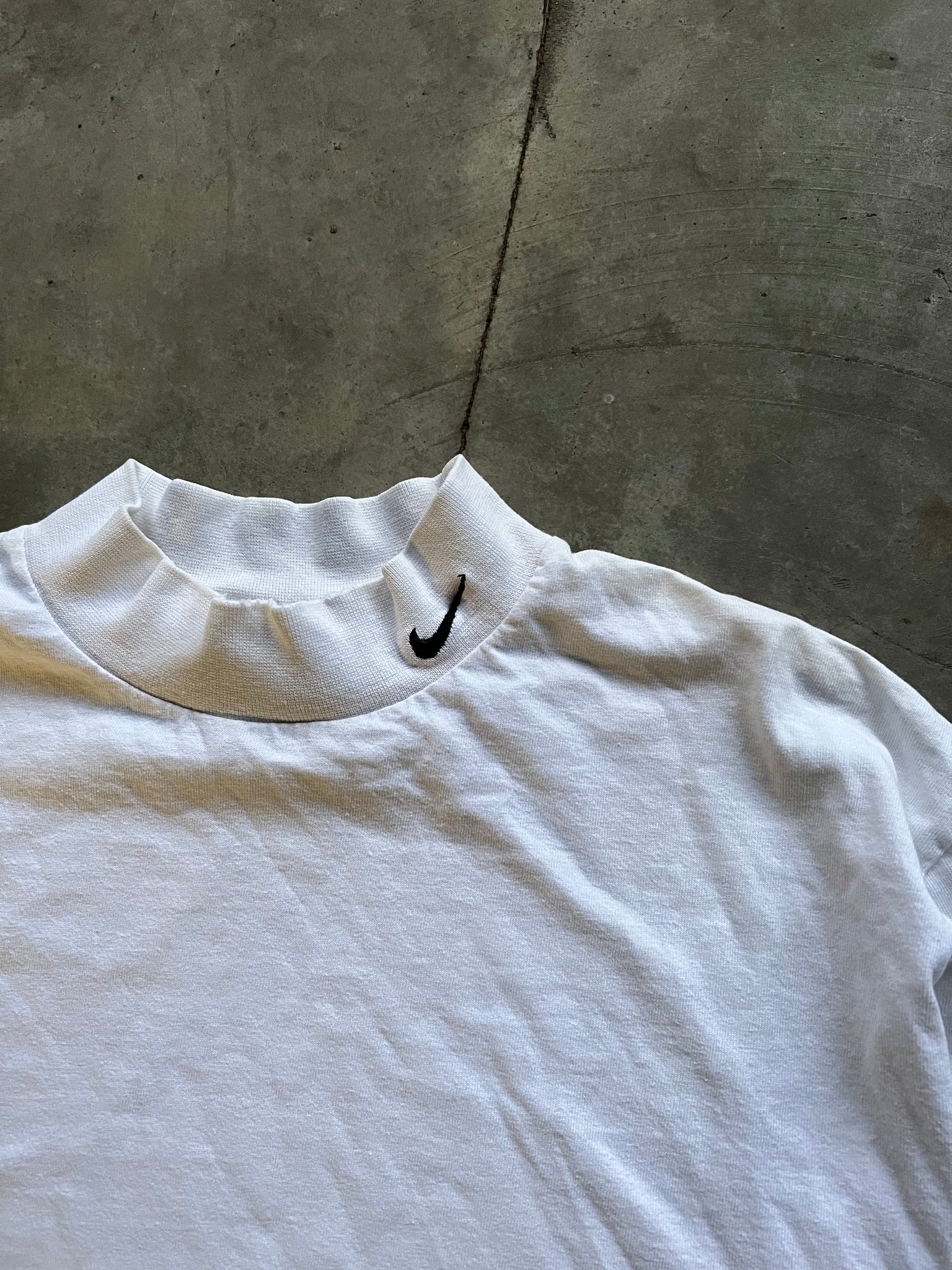 NIKE WHITE MOCKNECK LS / MEDIUM