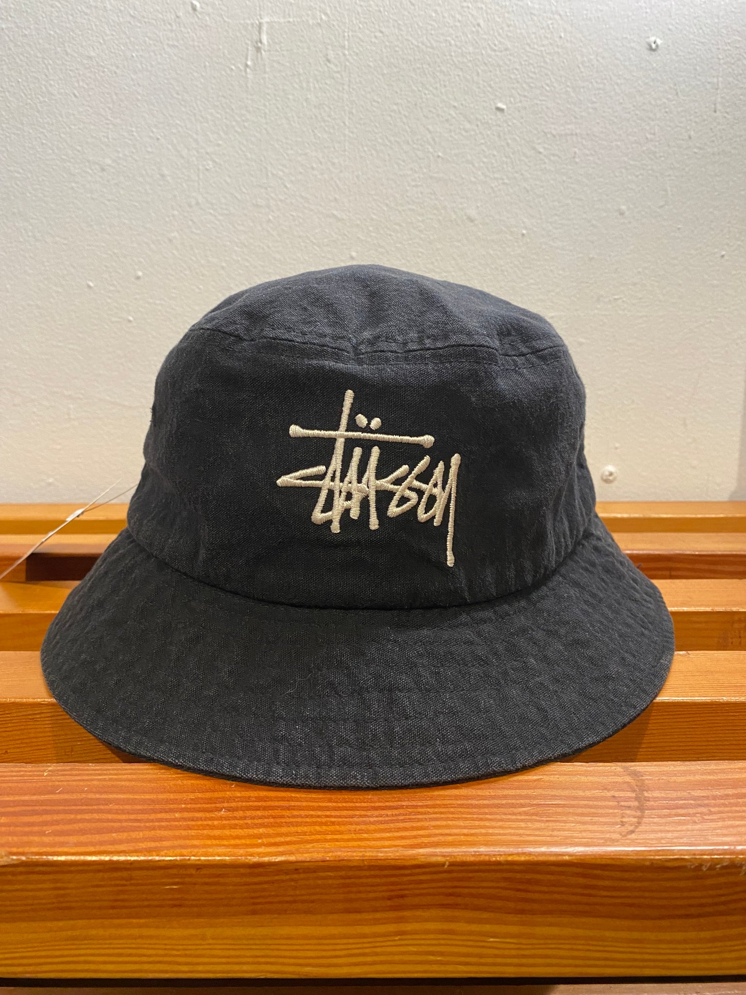 STUSSY BLACK BUCKET HAT