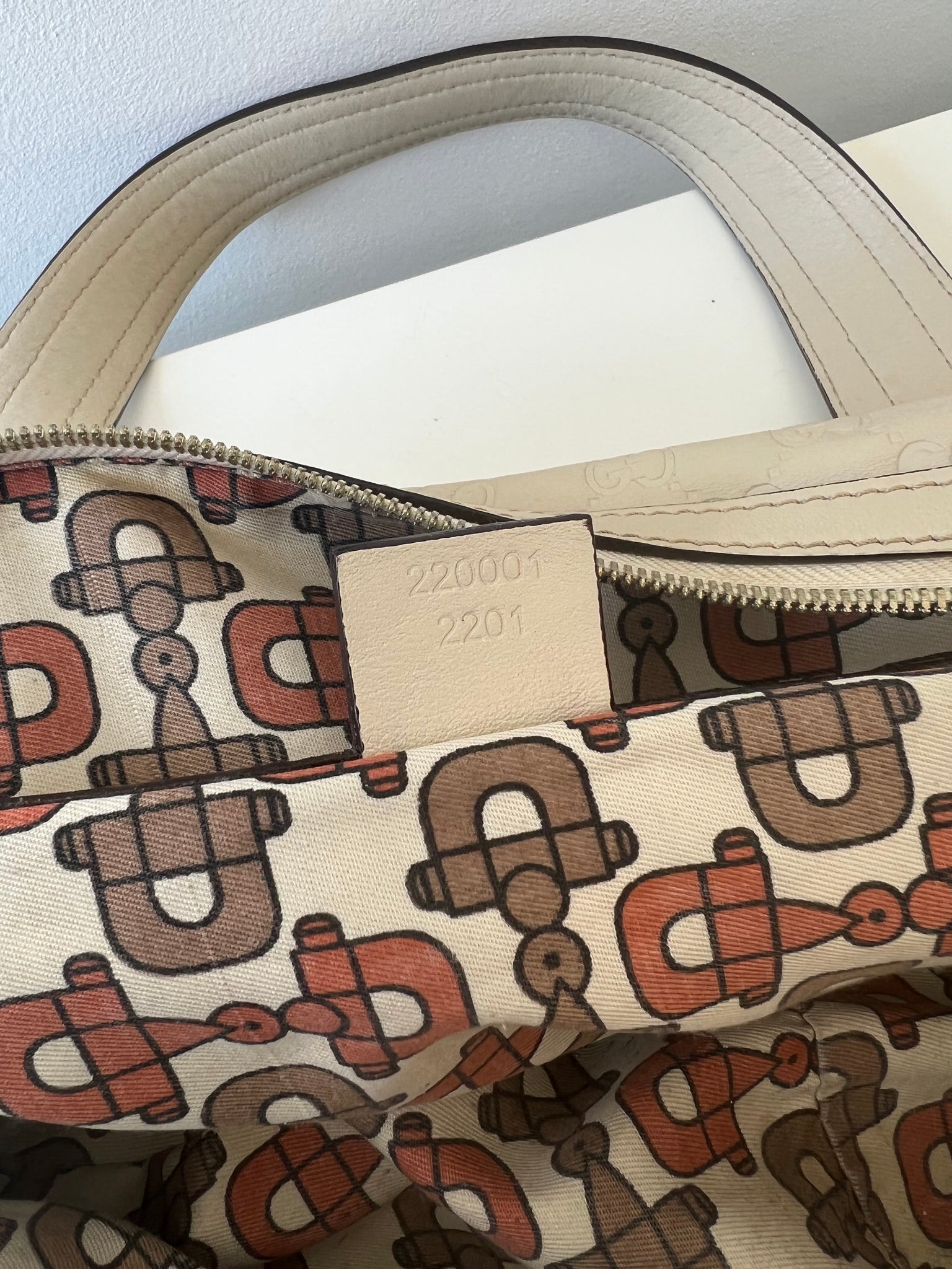 GUCCI LARGE EMBOSSED TOTE BAG / CREAM