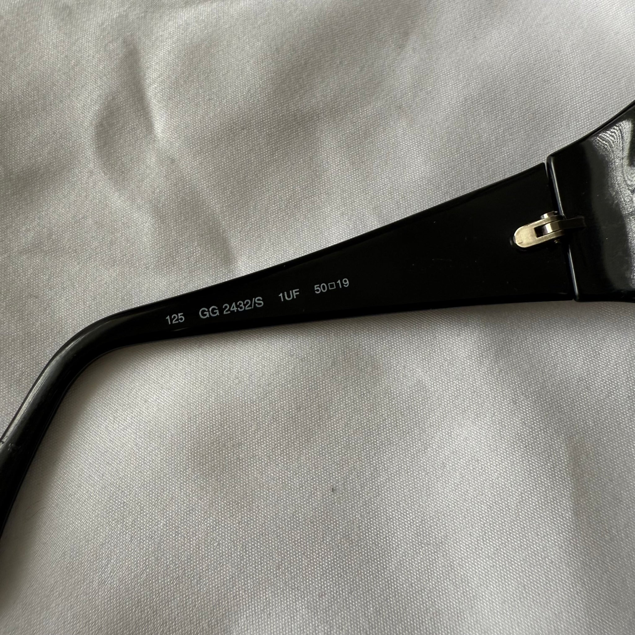 Gucci G sunglasses in black / OS
