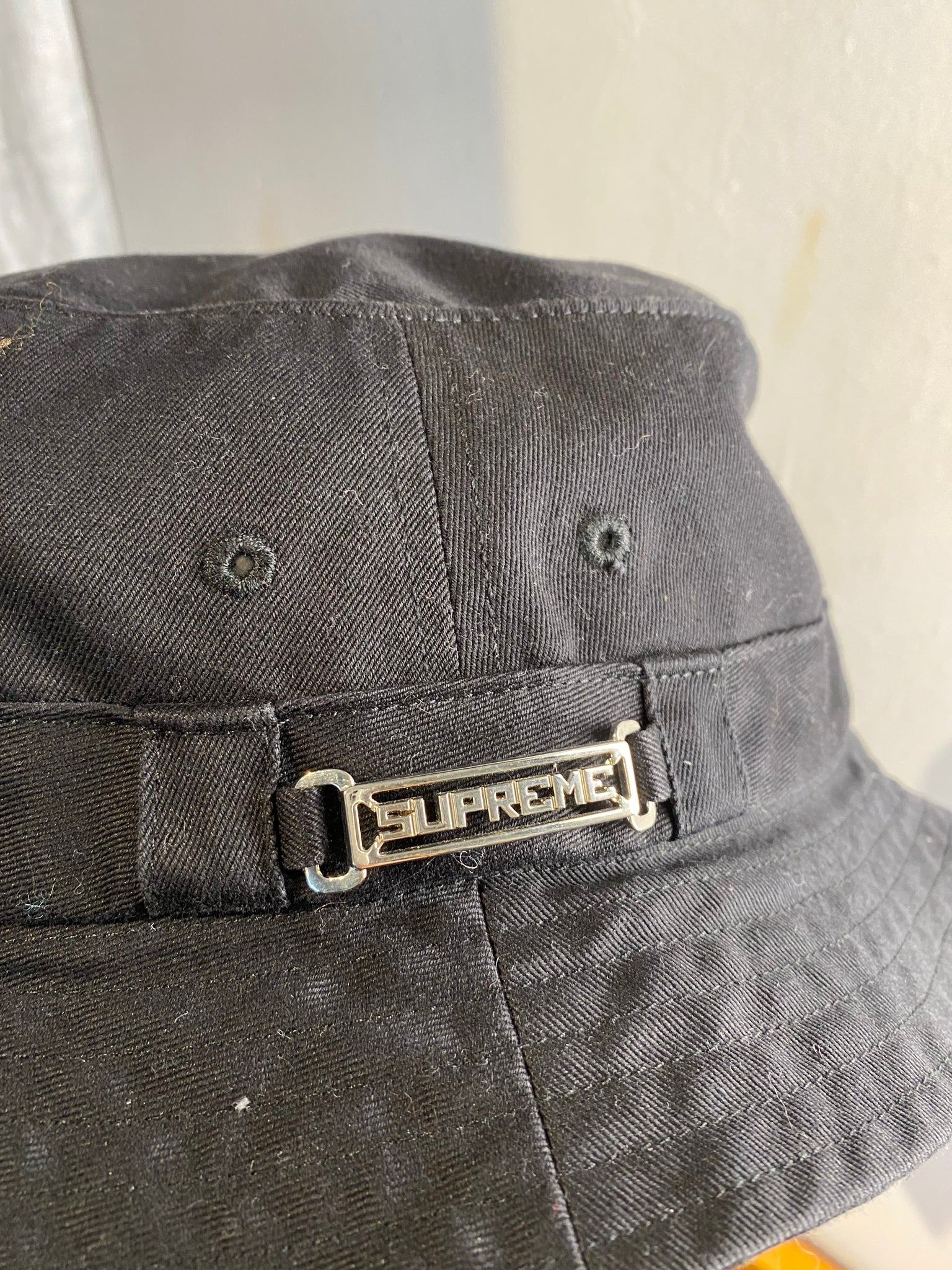 SUPREME BLACK BUCKET HAT