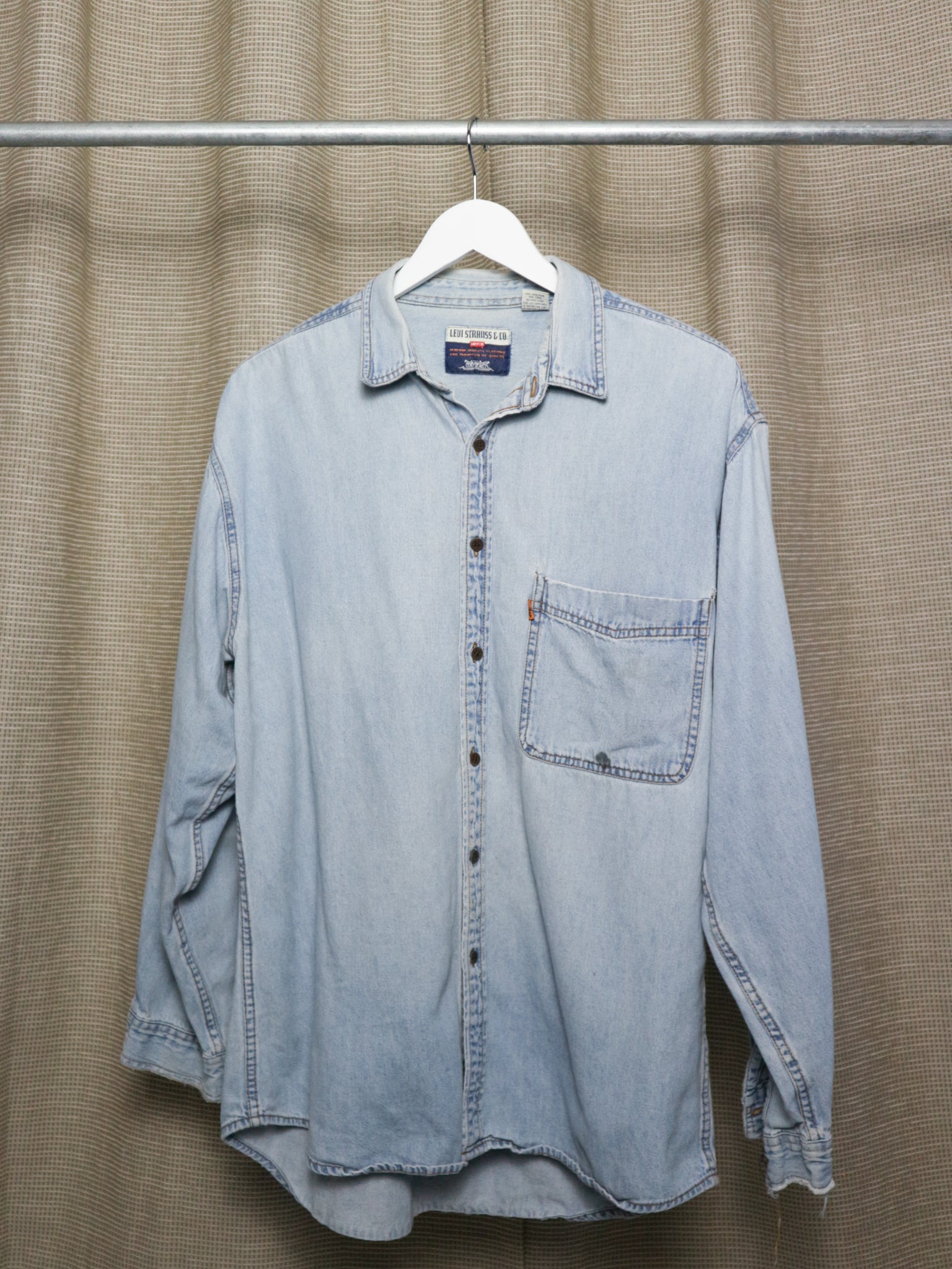 1980S ORANGE TAB DENIM BUTTON UP SHIRT / LARGE