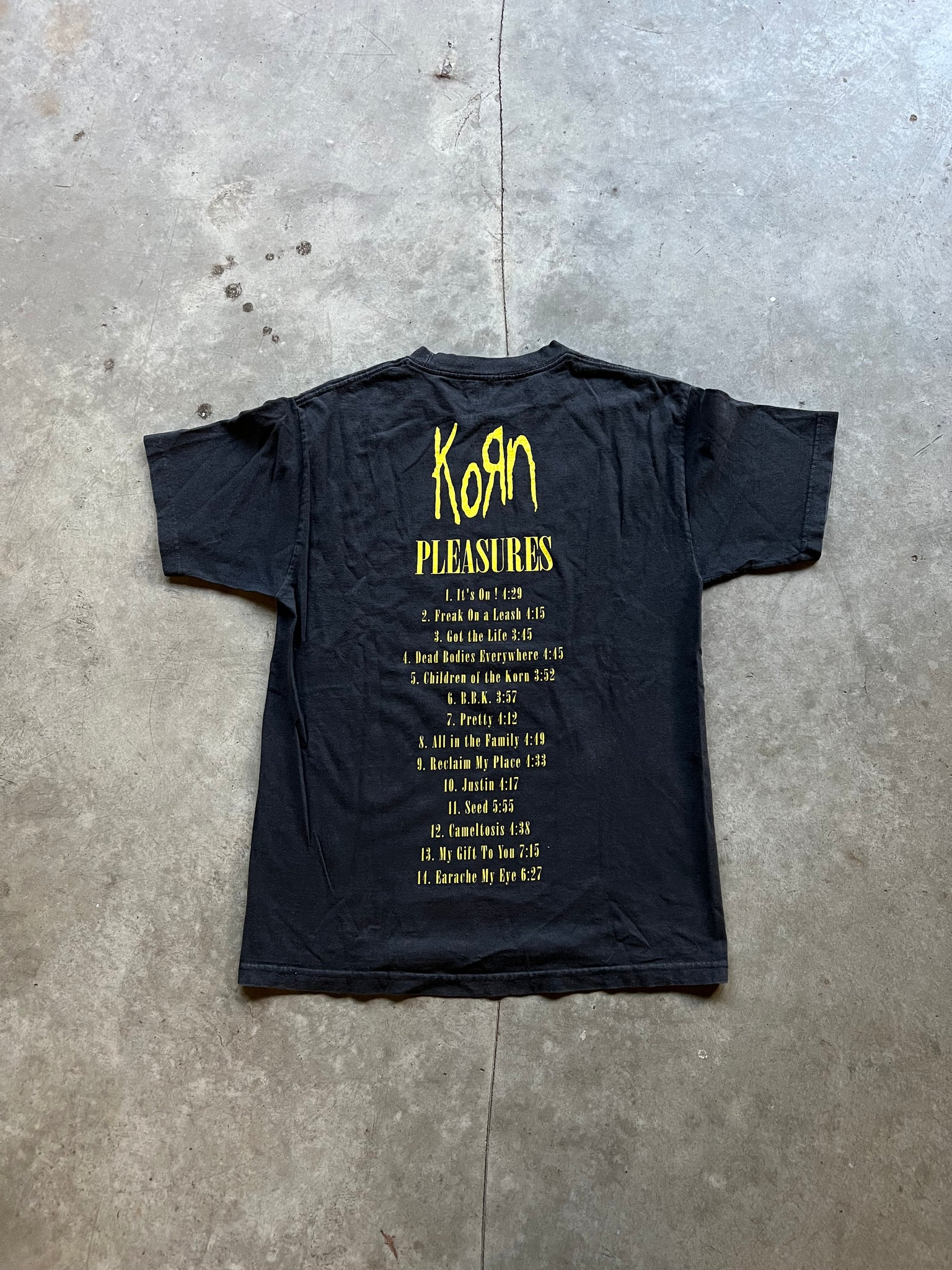 PLEASURES X KORN TEE / MEDIUM