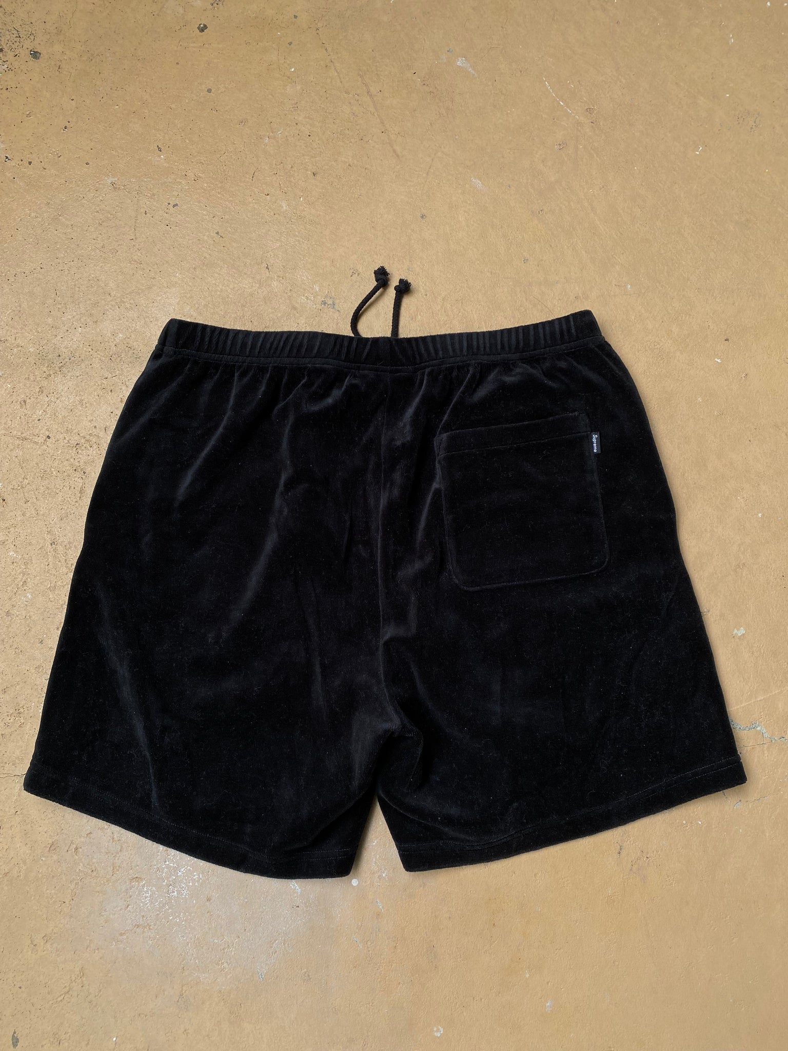 SUPREME VELOUR SHORTS / 32