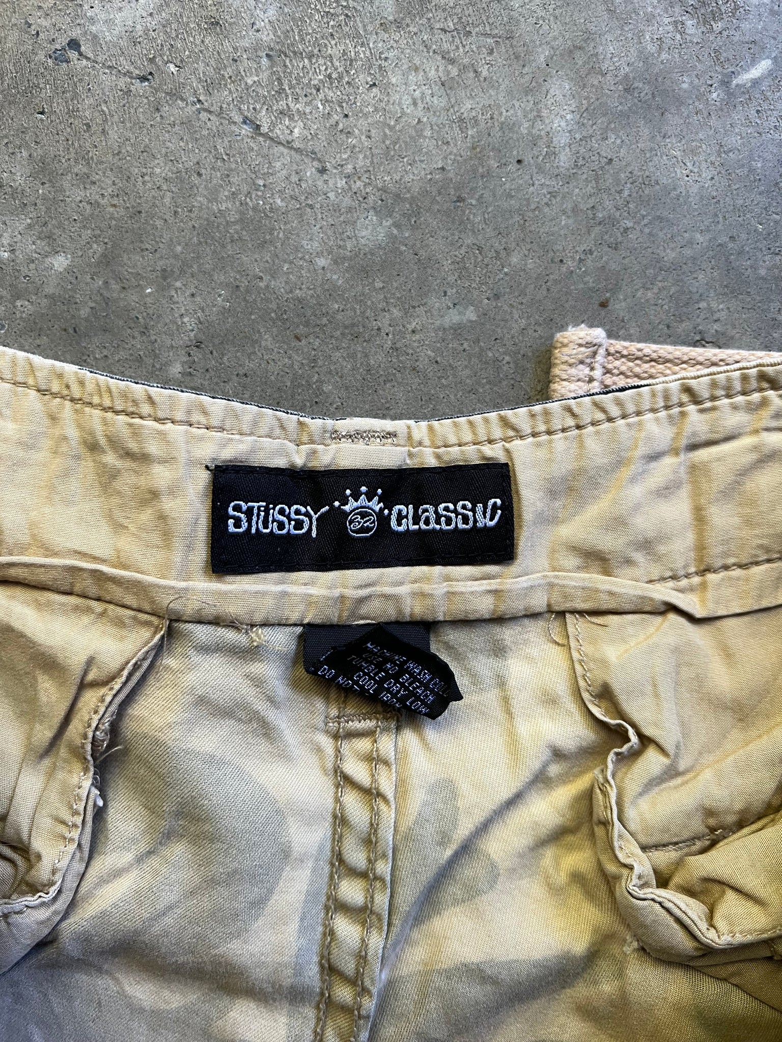 STUSSY CAMEL CAMO CARGO SHORTS / 32