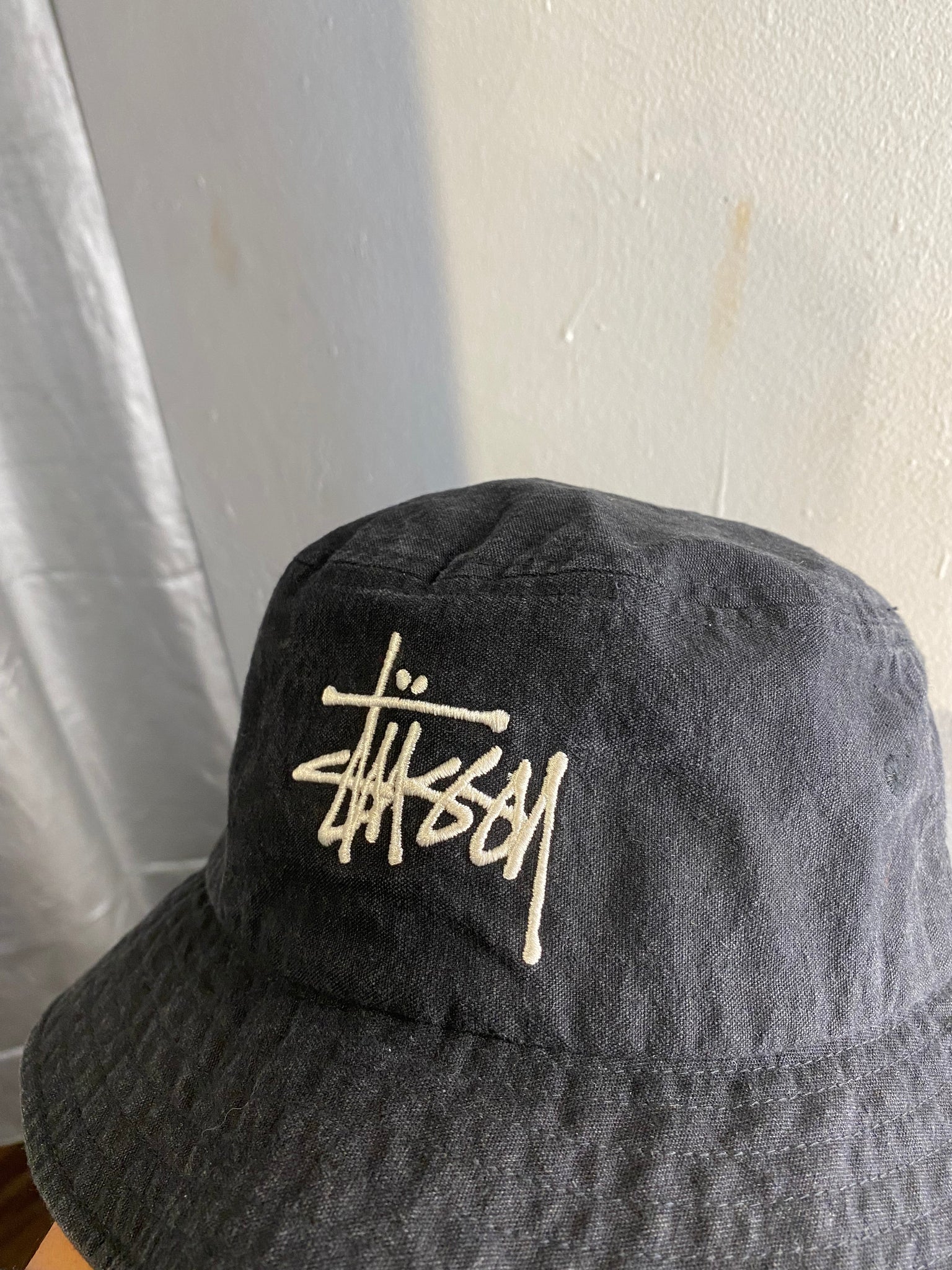 STUSSY BLACK BUCKET HAT