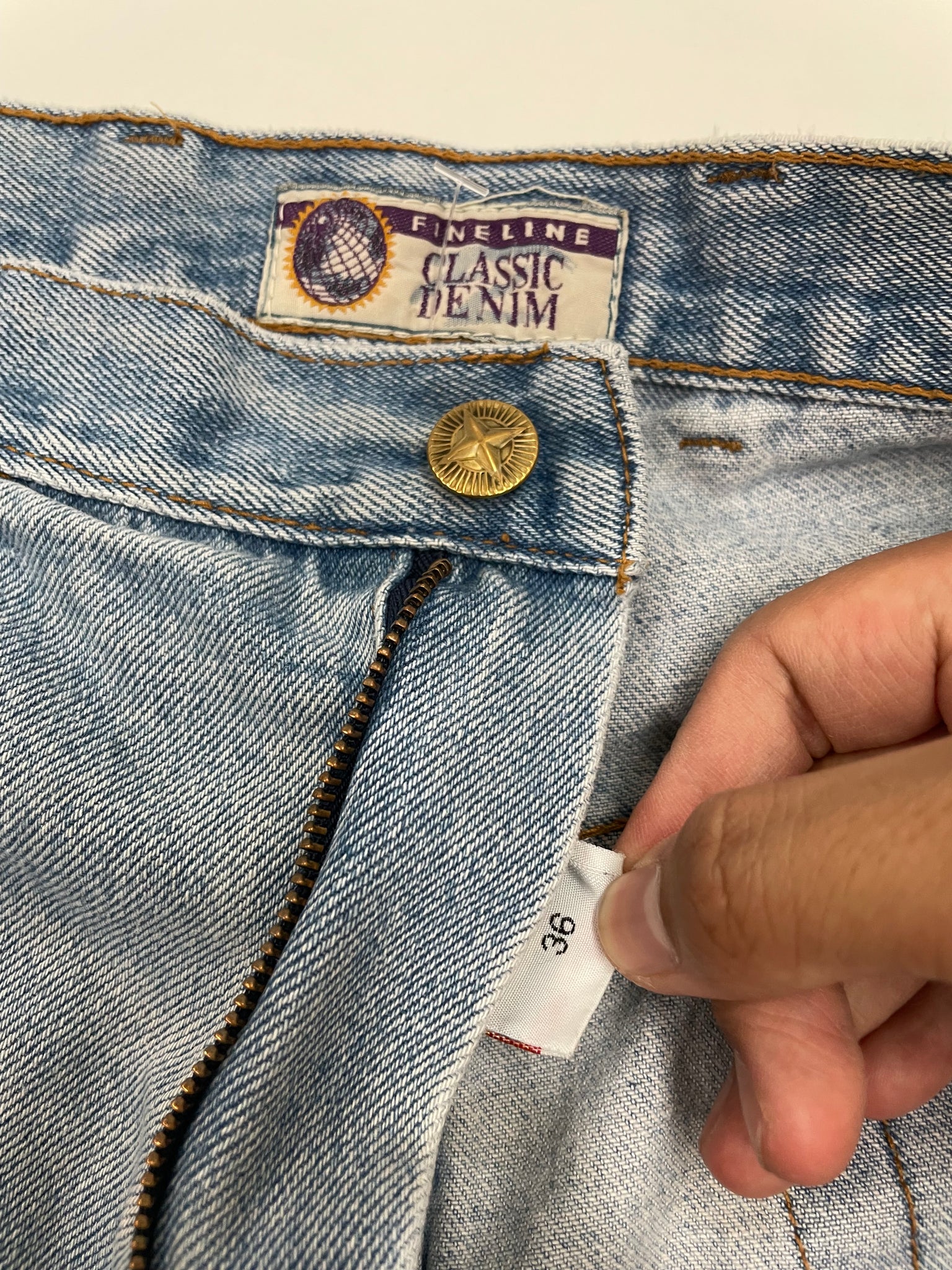 Fineline Lightwash Denim Jorts / 36