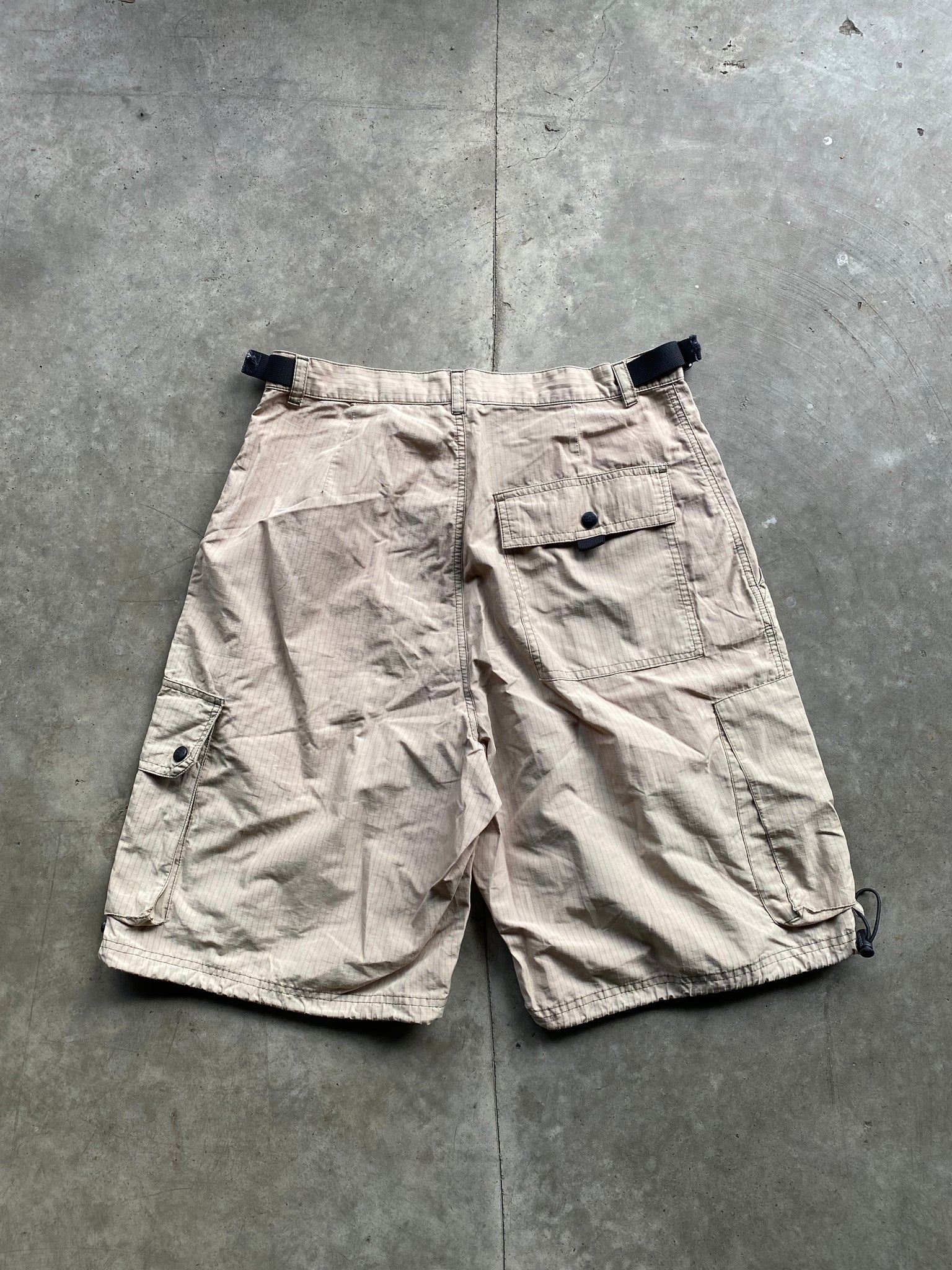 GUESS TAN TREK SHORTS / 32