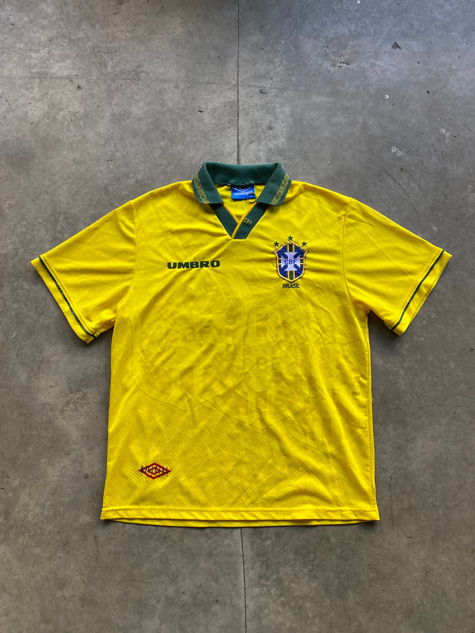 BRASIL COLLARED SOCCER KIT BY UMBRO / LARGE