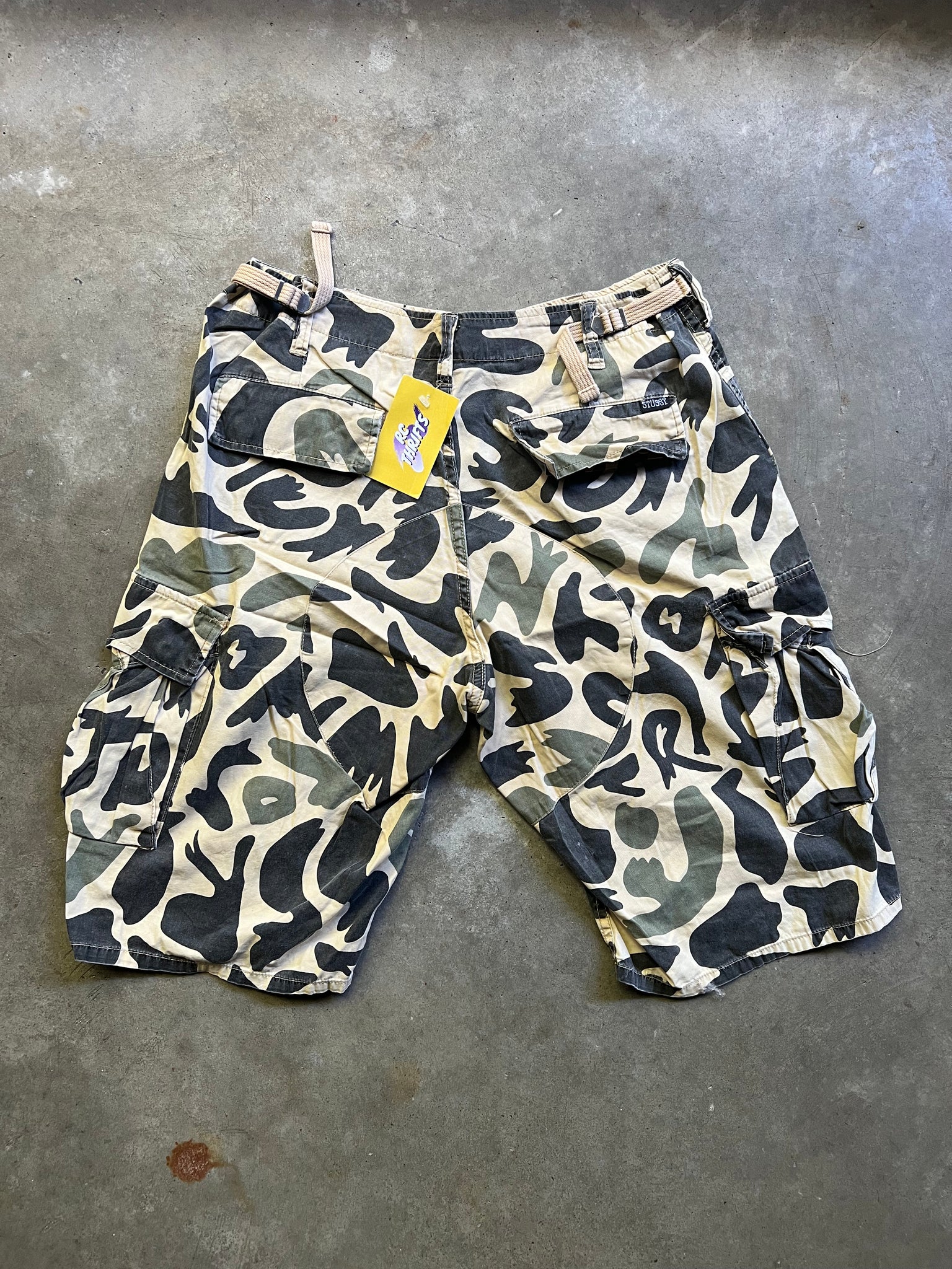 STUSSY CAMEL CAMO CARGO SHORTS / 32