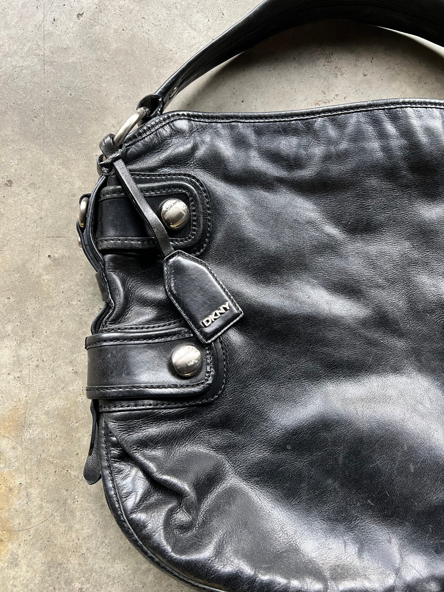 DKNY LEATHER HOBO BAG / BLACK