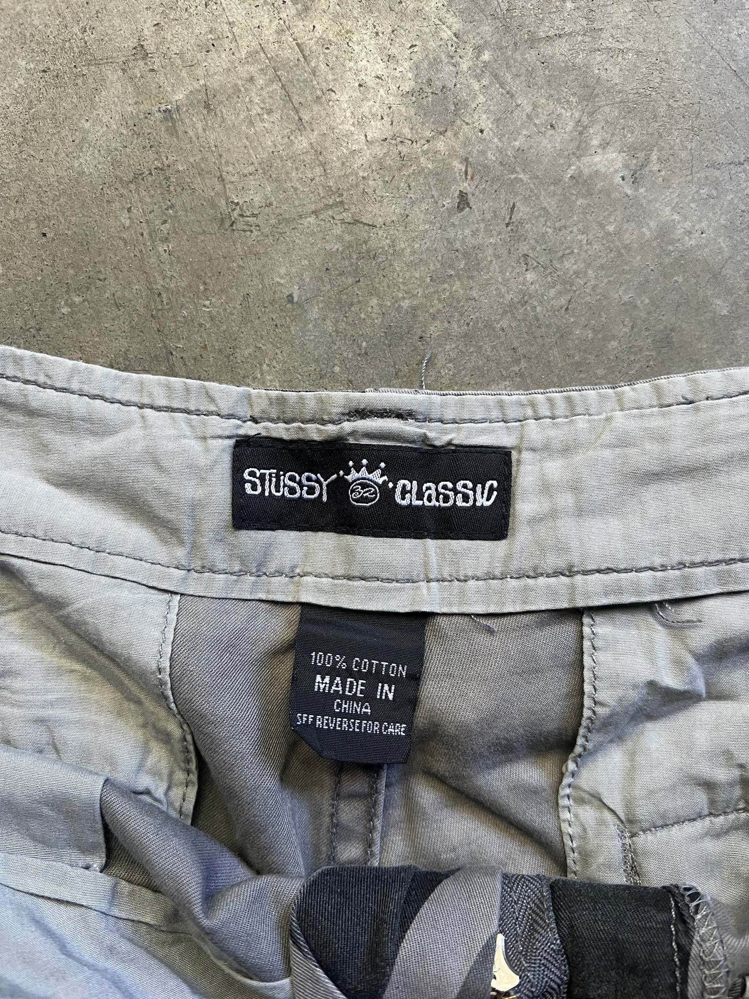 STUSSY GREY CAMO CARGO SHORTS / 32