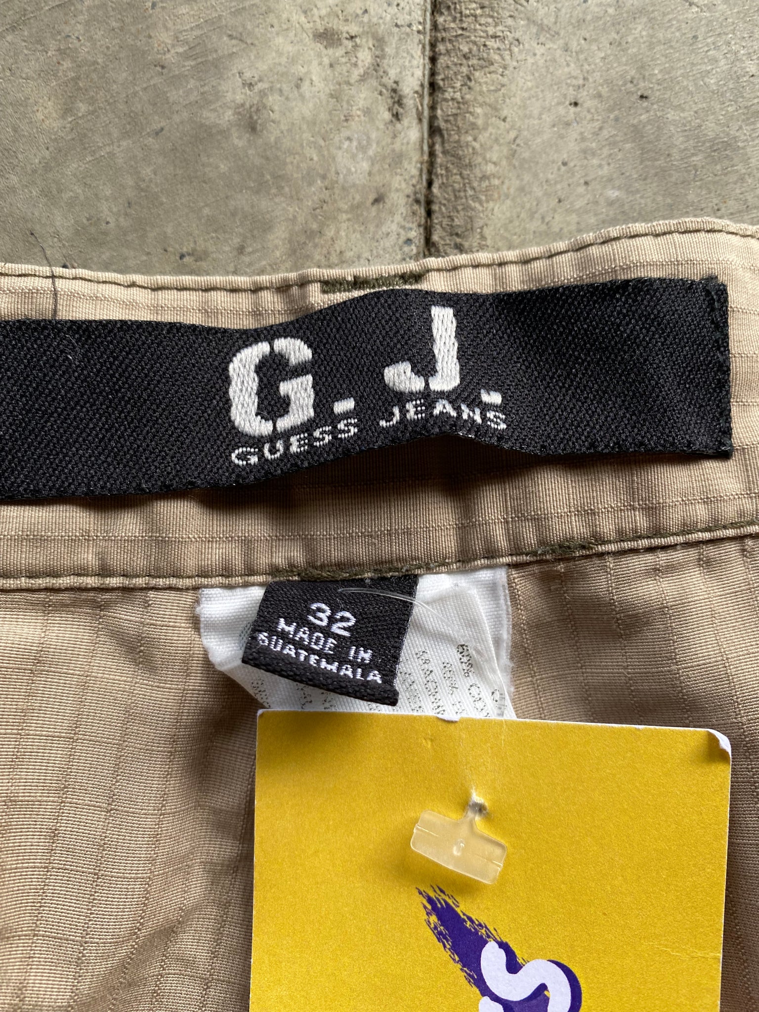 GUESS TAN TREK SHORTS / 32