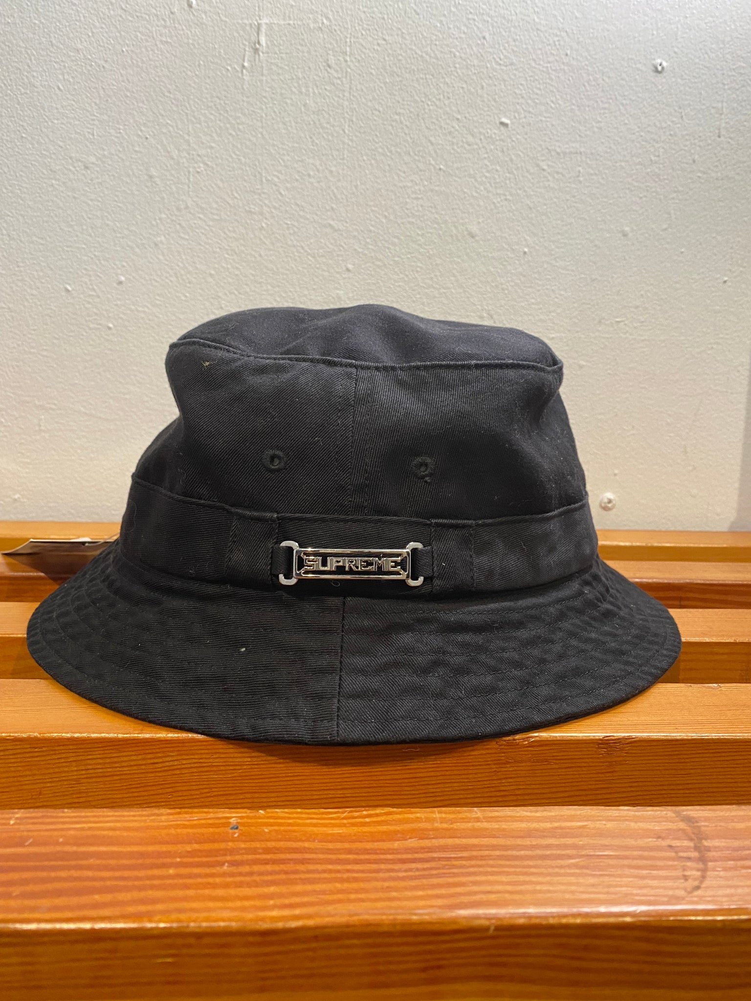 SUPREME BLACK BUCKET HAT