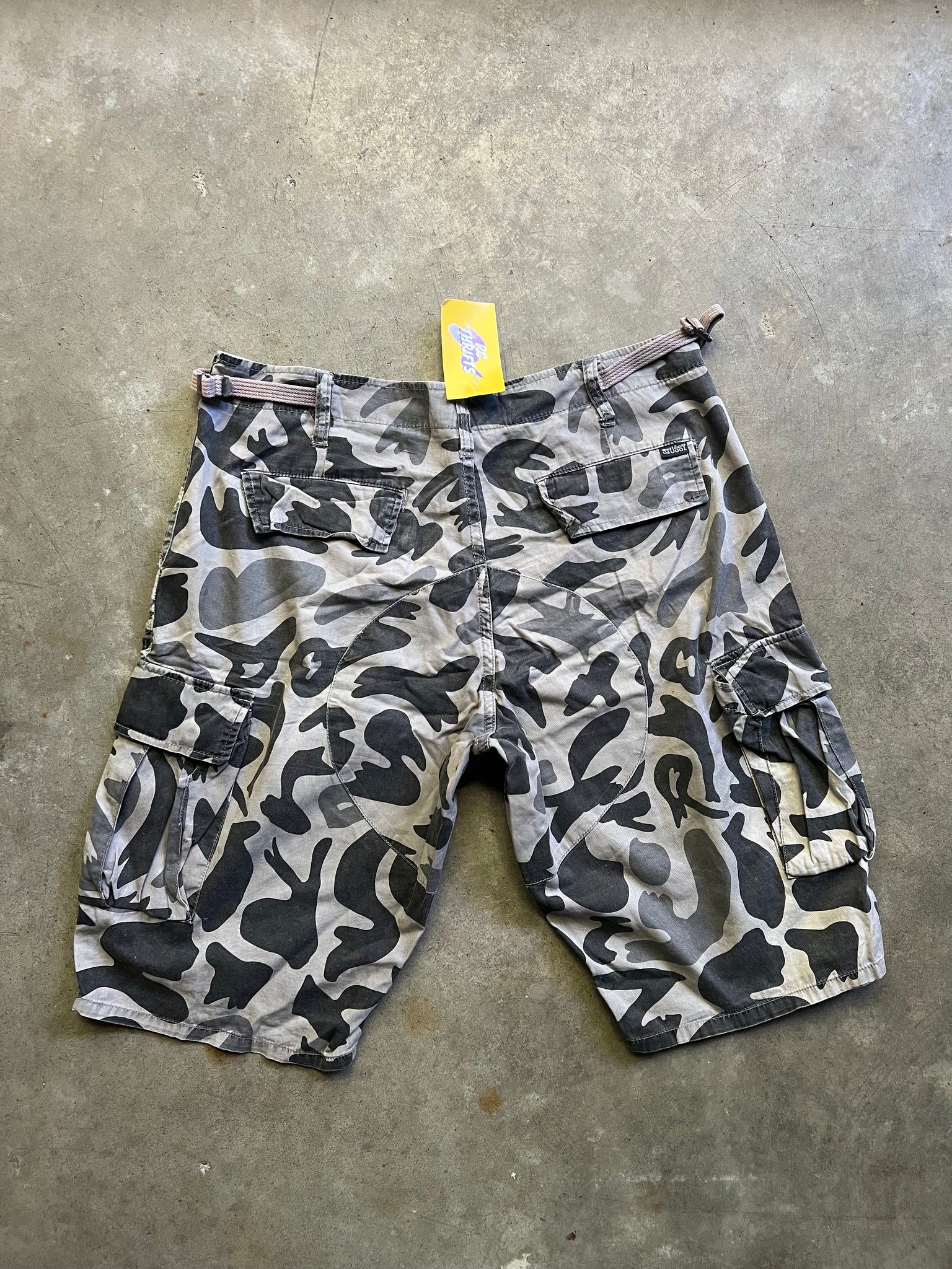 STUSSY GREY CAMO CARGO SHORTS / 32